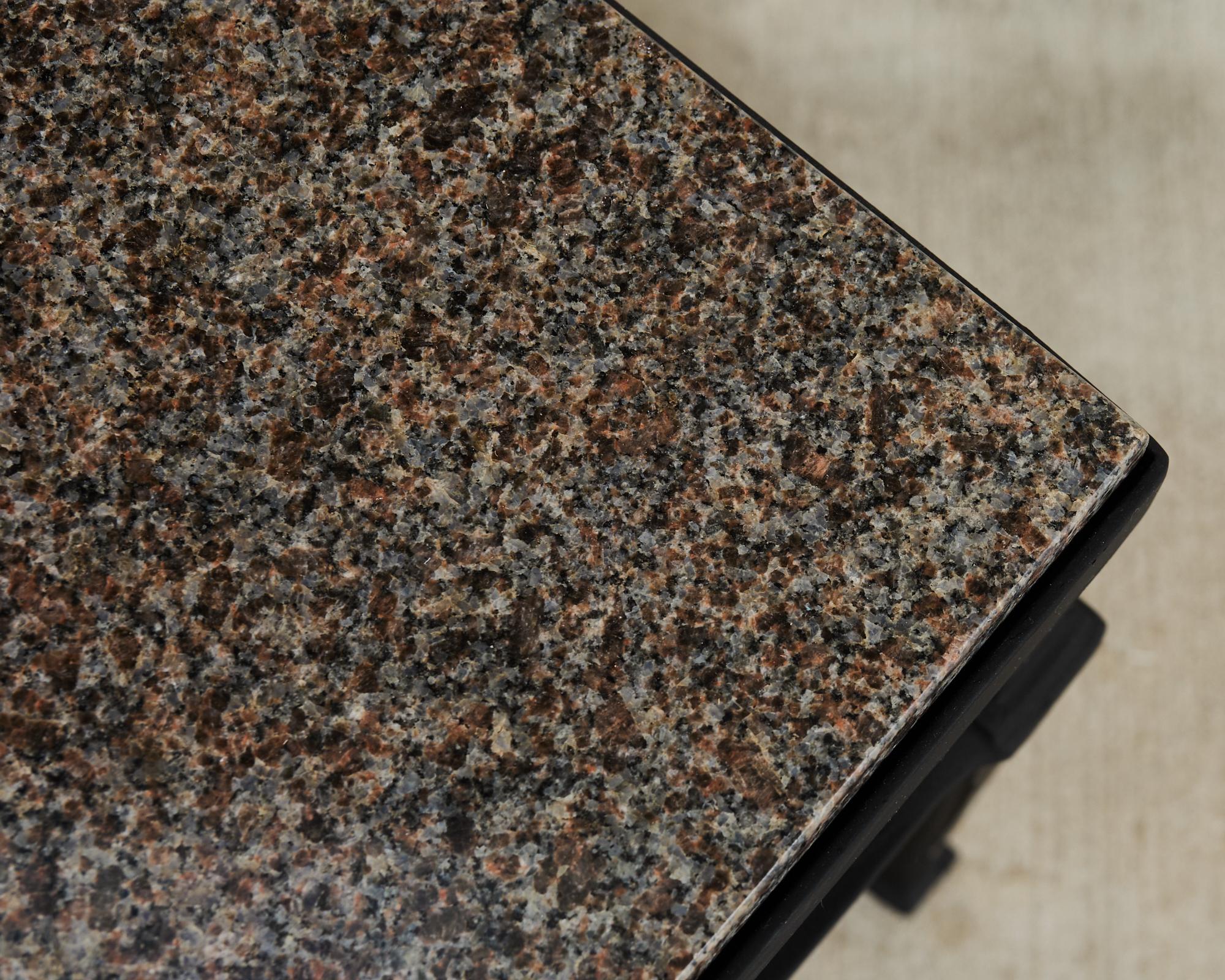 Coppia di tavolini da giardino con piano in granito in stile neoclassico in vendita 1