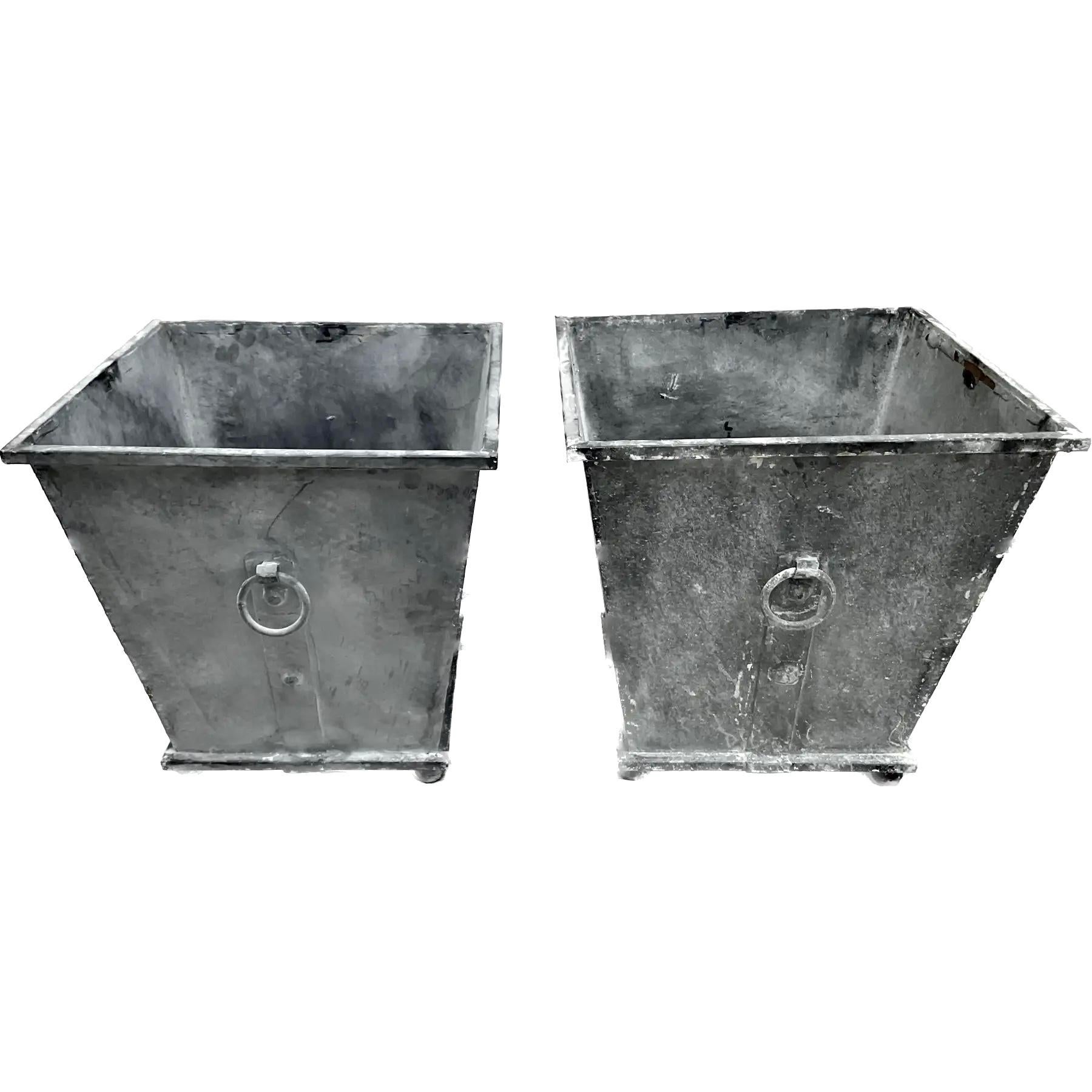 XXIe siècle et contemporain Paire de jardinières en métal gris de style néoclassique en vente