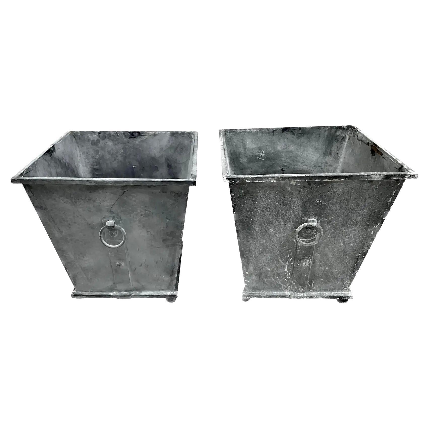Pareja De Jardineras De Metal Gris Estilo Neoclásico