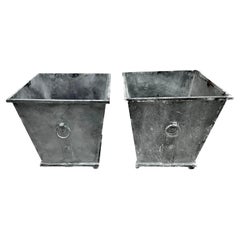 Pareja De Jardineras De Metal Gris Estilo Neoclásico