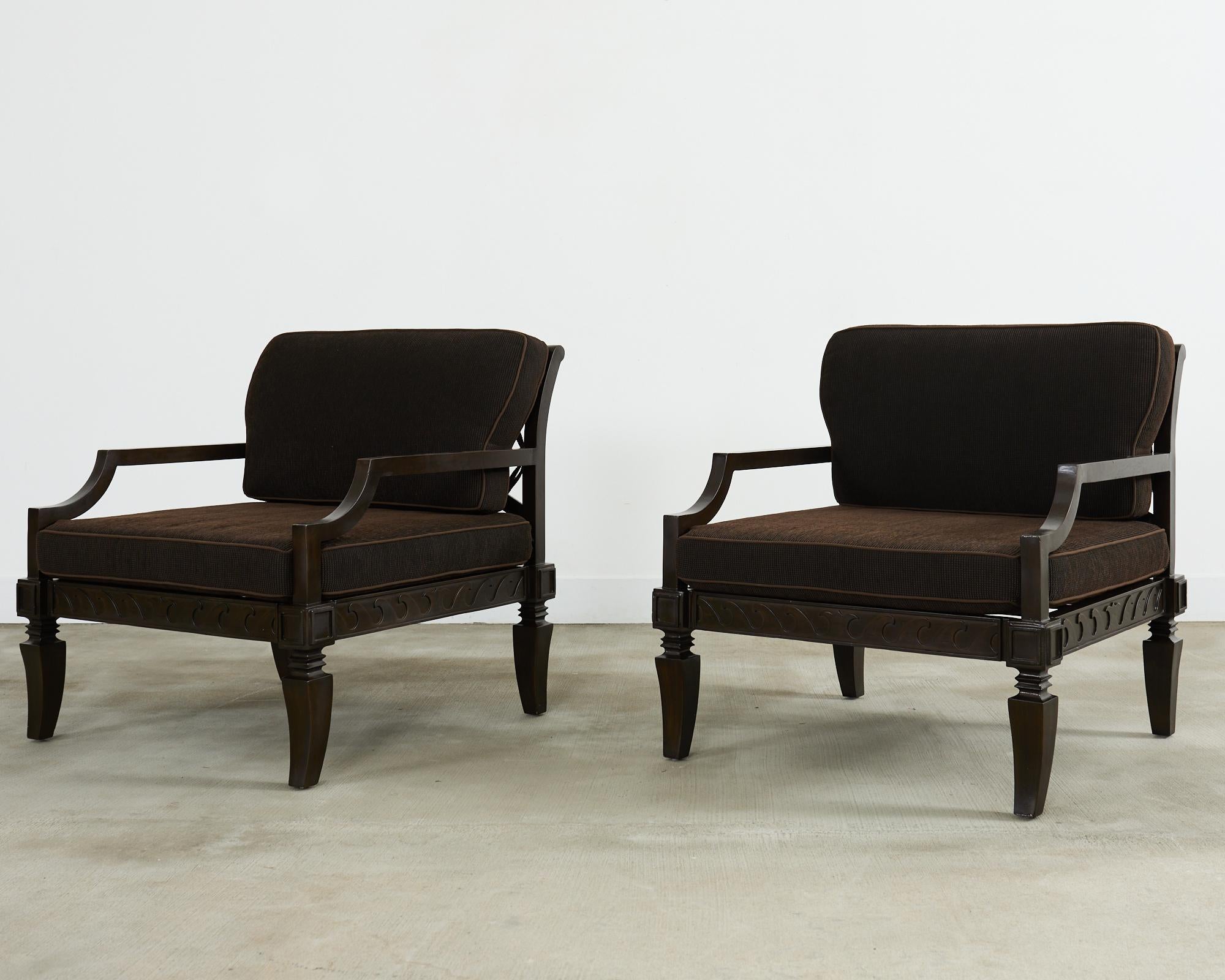 Effet bronze Paire de chaises de jardin et d'ottomans de style néoclassique en fer en vente