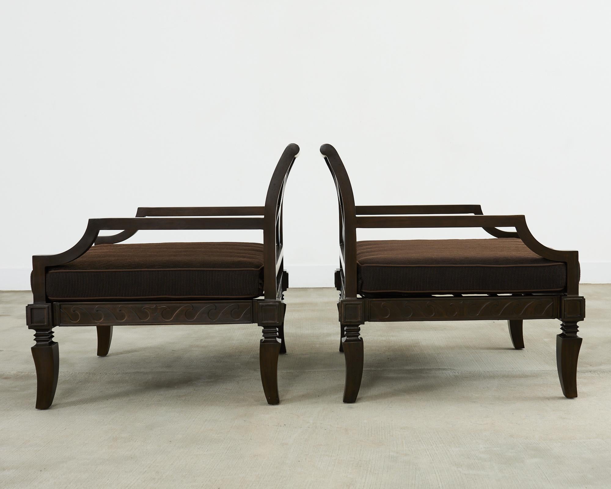 XXIe siècle et contemporain Paire de chaises de jardin et d'ottomans de style néoclassique en fer en vente