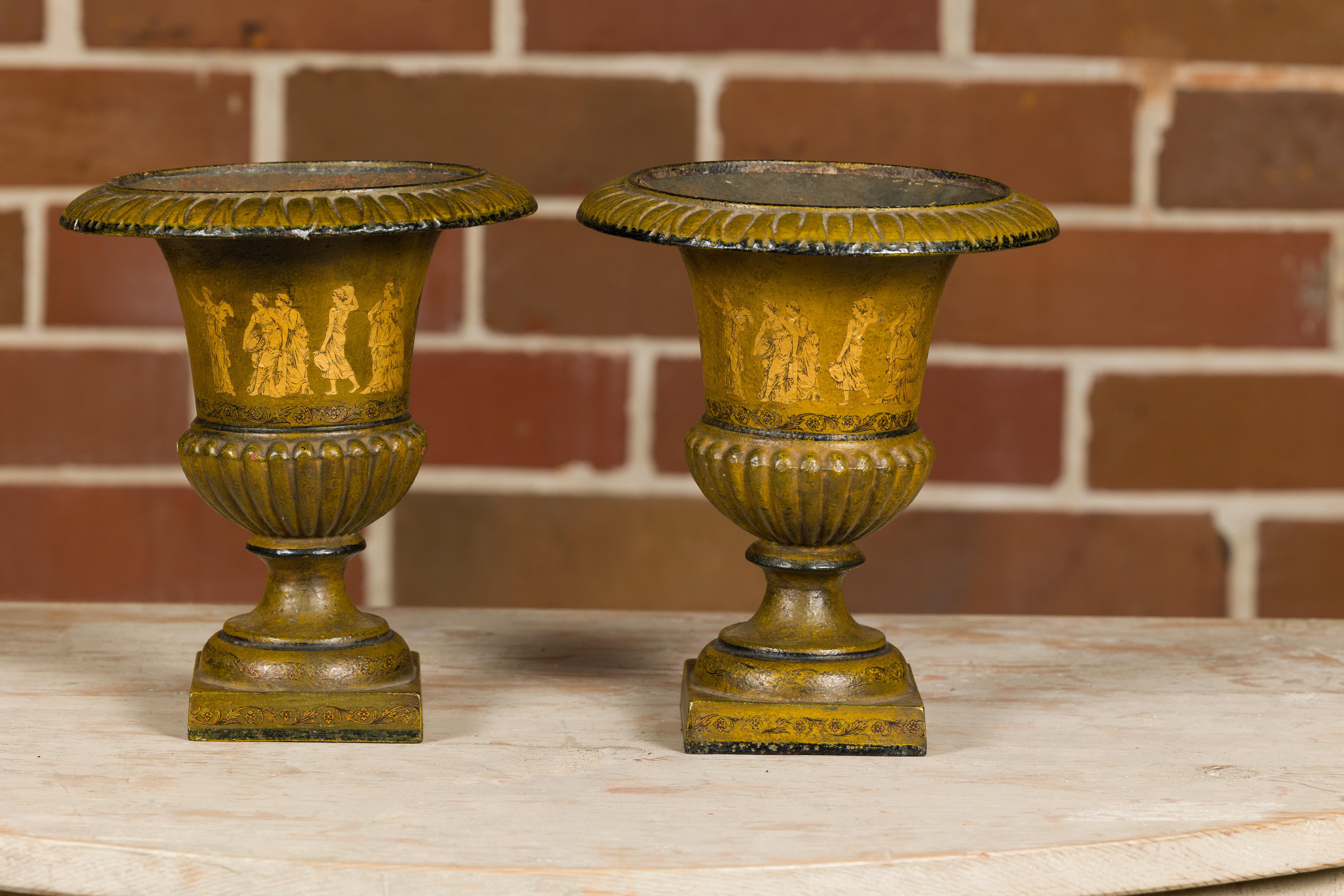 Ein Paar Eisen-Pflanzgefäße im neoklassischen Stil mit Linern und mythologischen Figuren (Neoklassisch) im Angebot