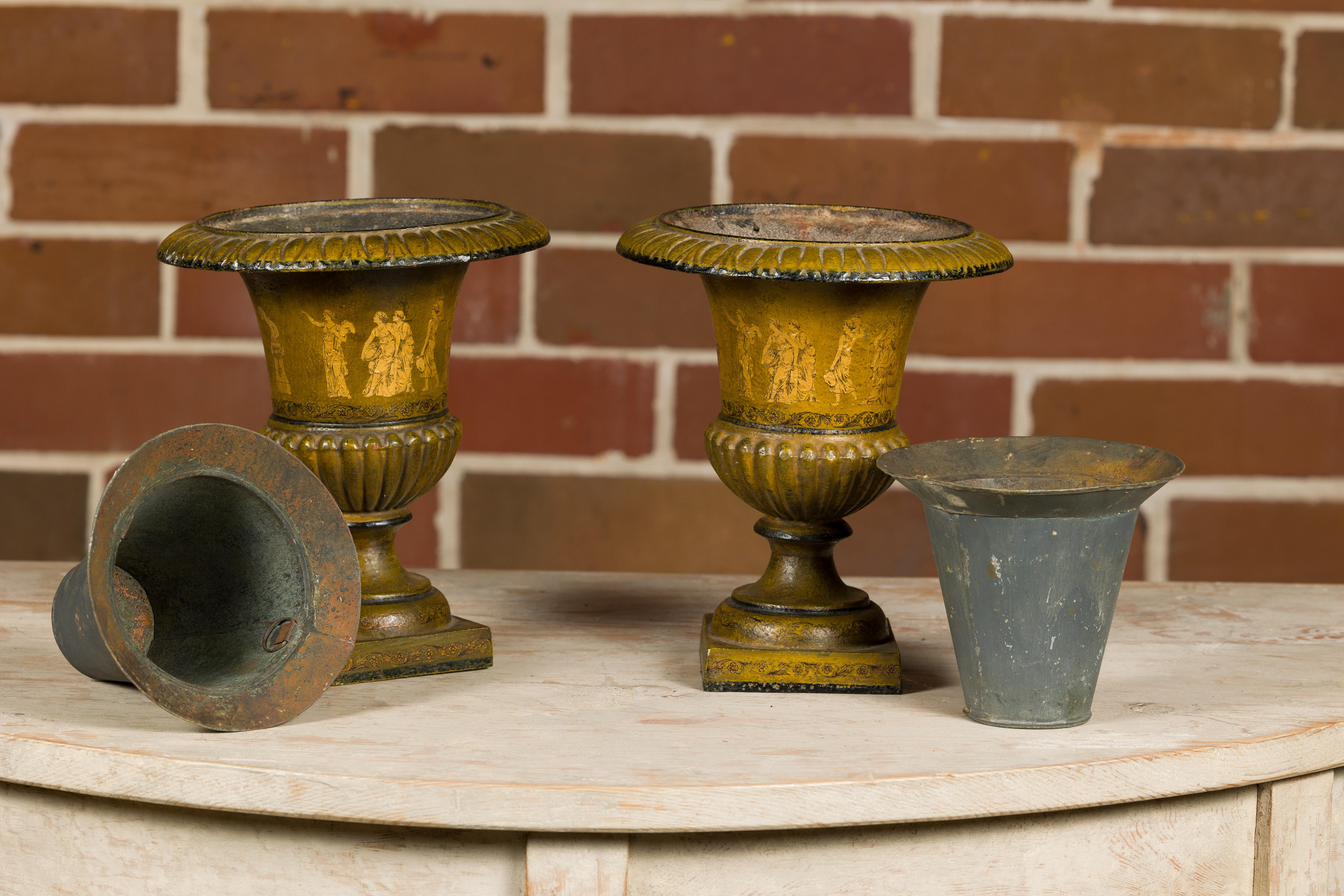 Ein Paar Eisen-Pflanzgefäße im neoklassischen Stil mit Linern und mythologischen Figuren (Gemalt) im Angebot