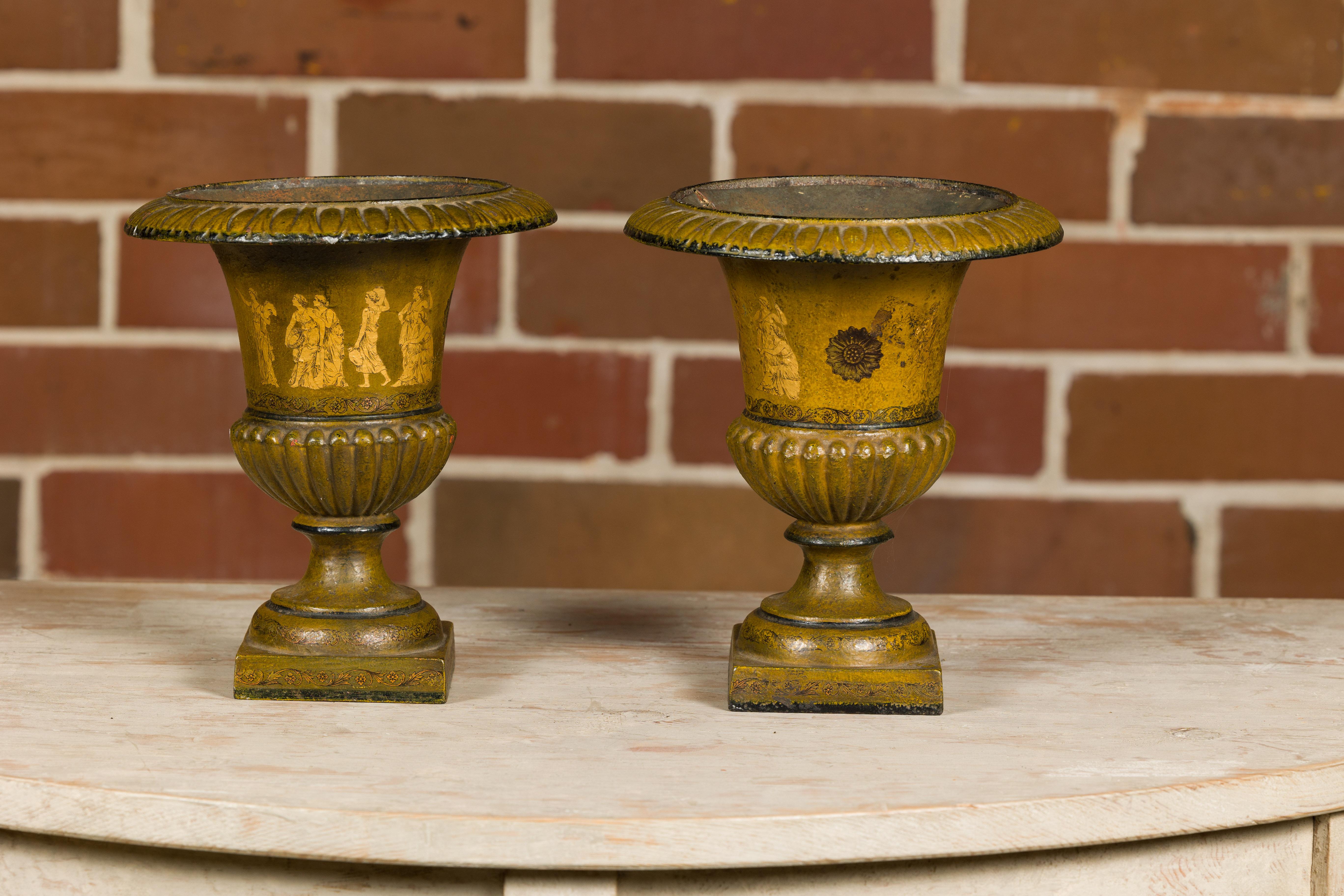 Ein Paar Eisen-Pflanzgefäße im neoklassischen Stil mit Linern und mythologischen Figuren im Angebot 3
