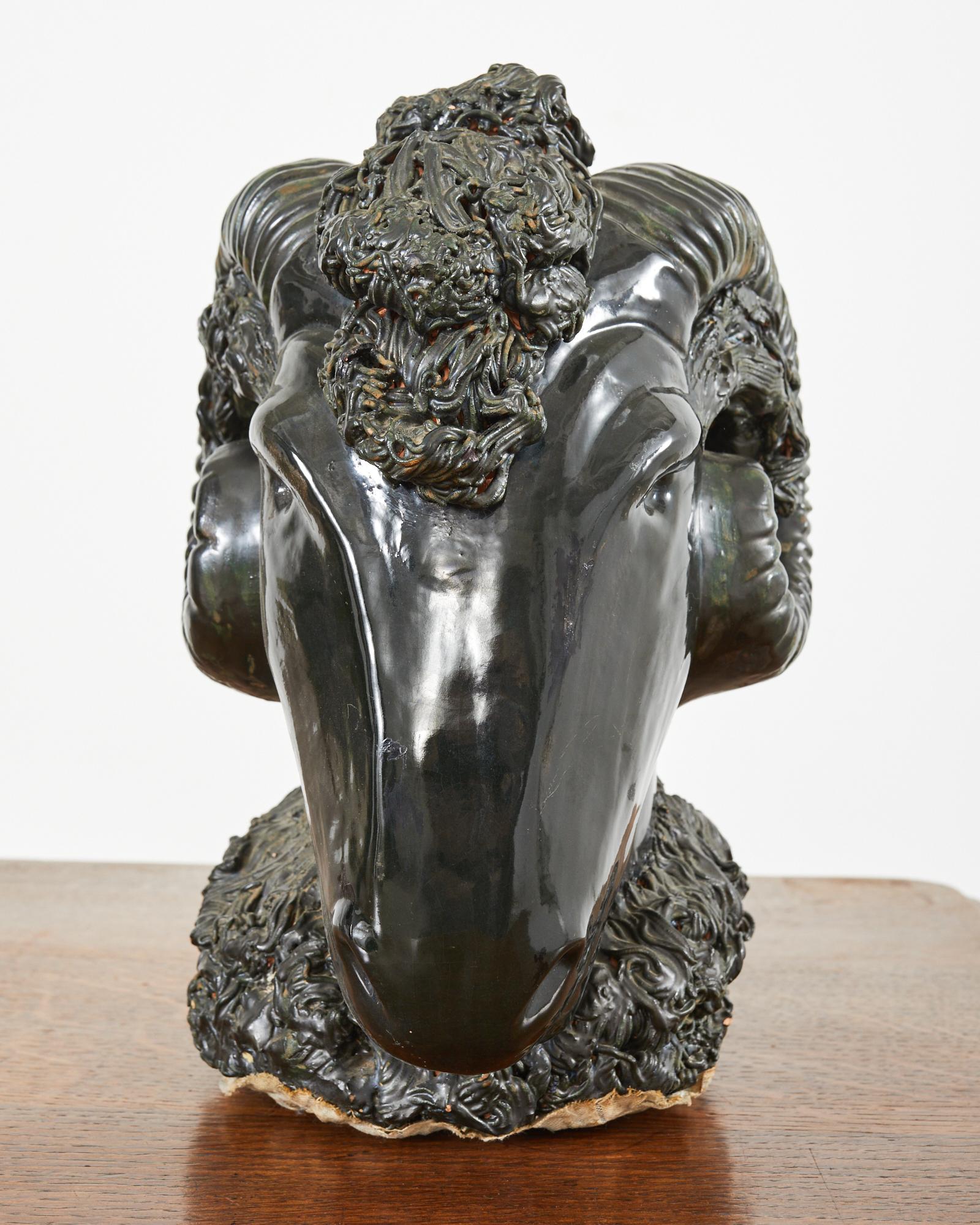 Coppia di sculture in ceramica con testa di ariete in giada in stile neoclassico in vendita 1
