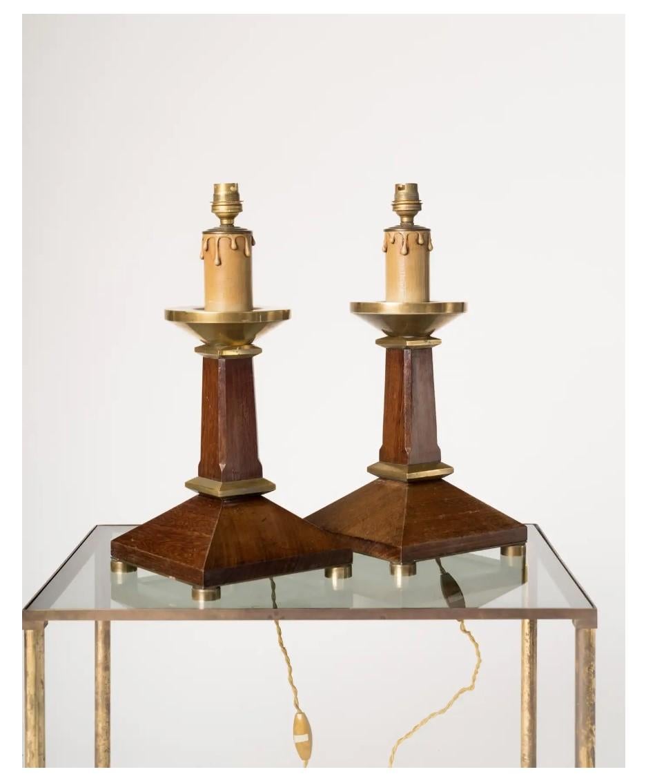 Pareja de lámparas de mesa de caoba y latón de estilo neoclásico, Francia Años 60 Neoclásico en venta