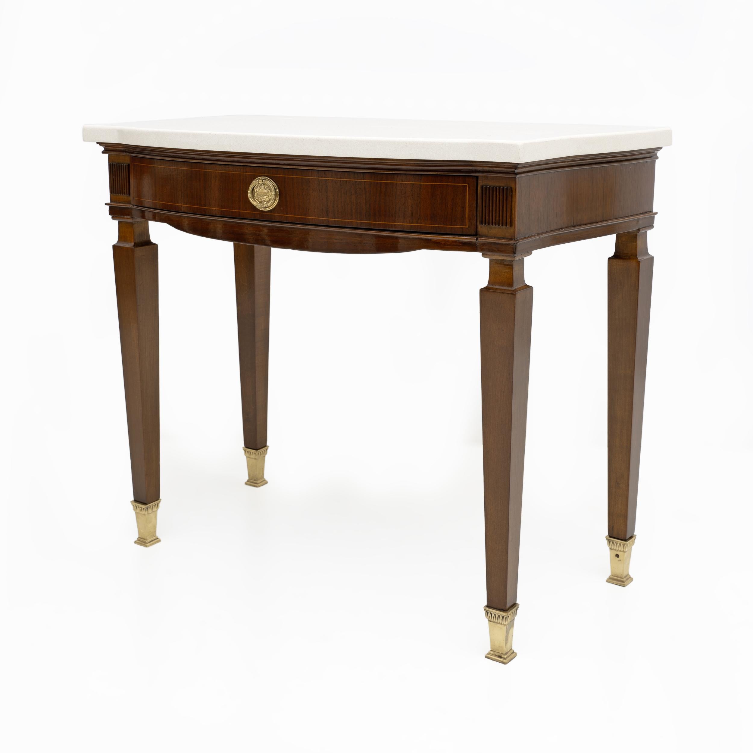 Mid-20th Century Pair of Neoclassical Style Marble and Mahogany Bedside Tables For Sale