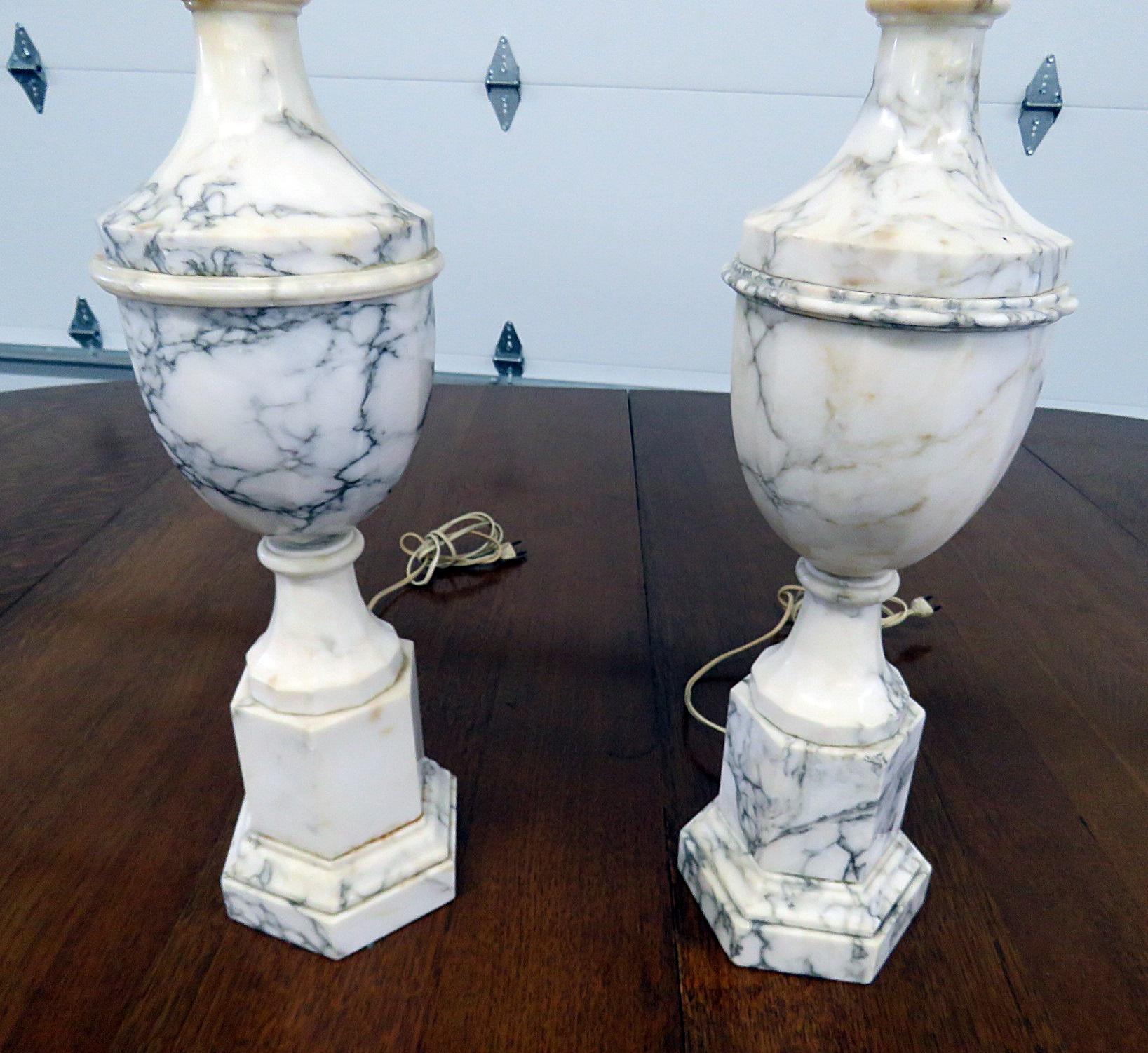 Paar Marmortischlampen im neoklassischen Stil aus schwarzem und weißem Marmor.