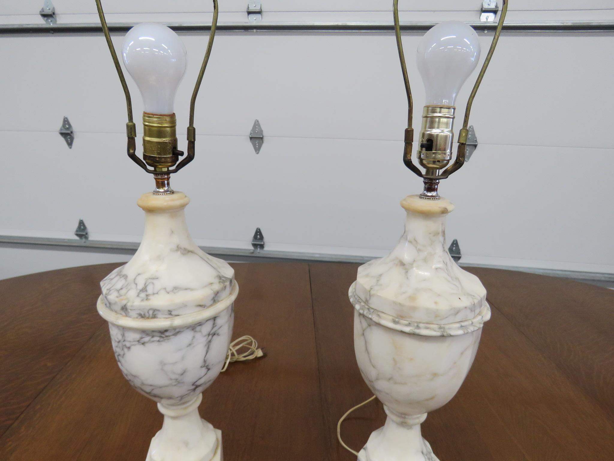 Paar Marmor-Tischlampen im neoklassischen Stil (Neoklassisch)