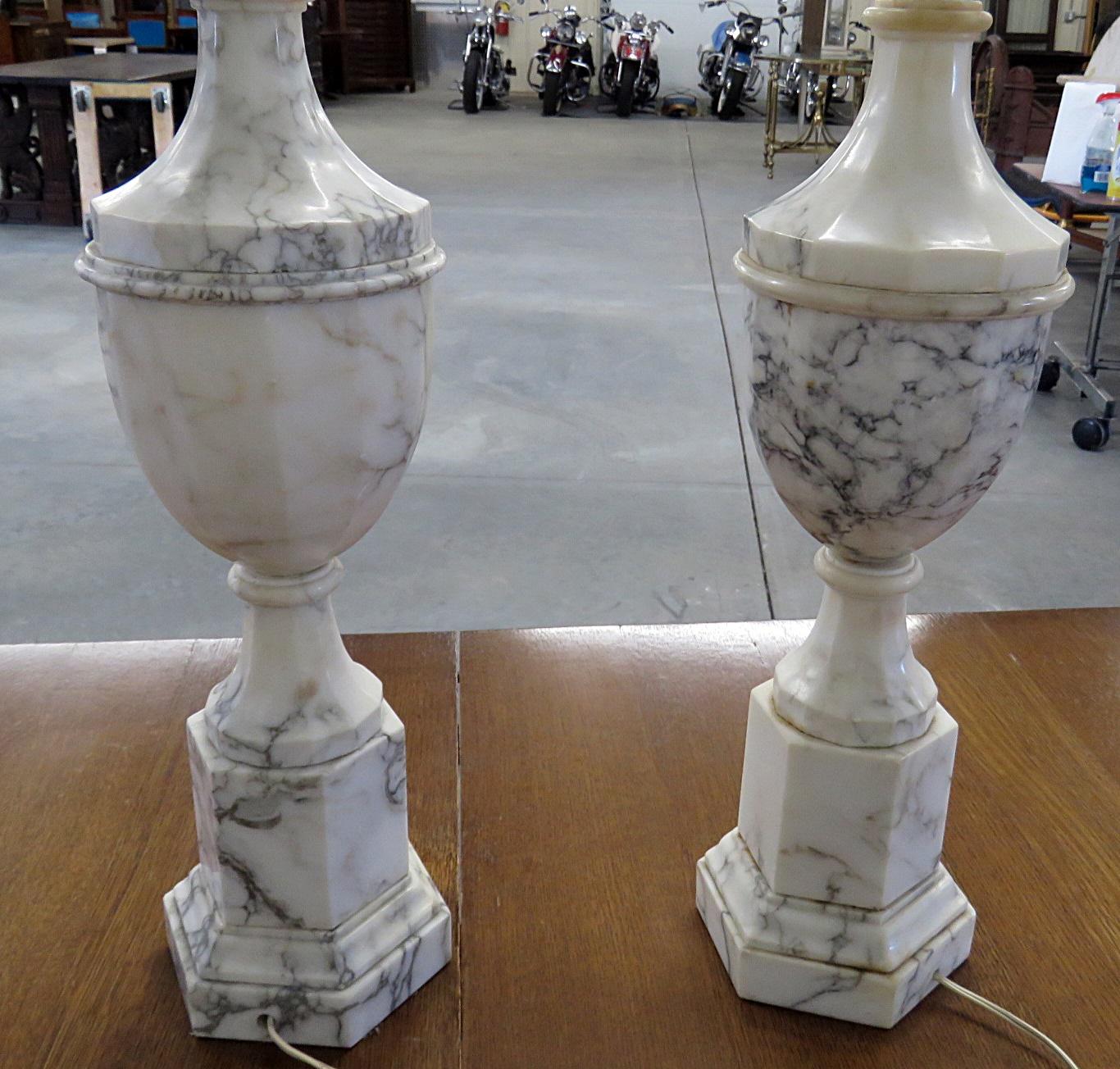Paar Marmor-Tischlampen im neoklassischen Stil (20. Jahrhundert)