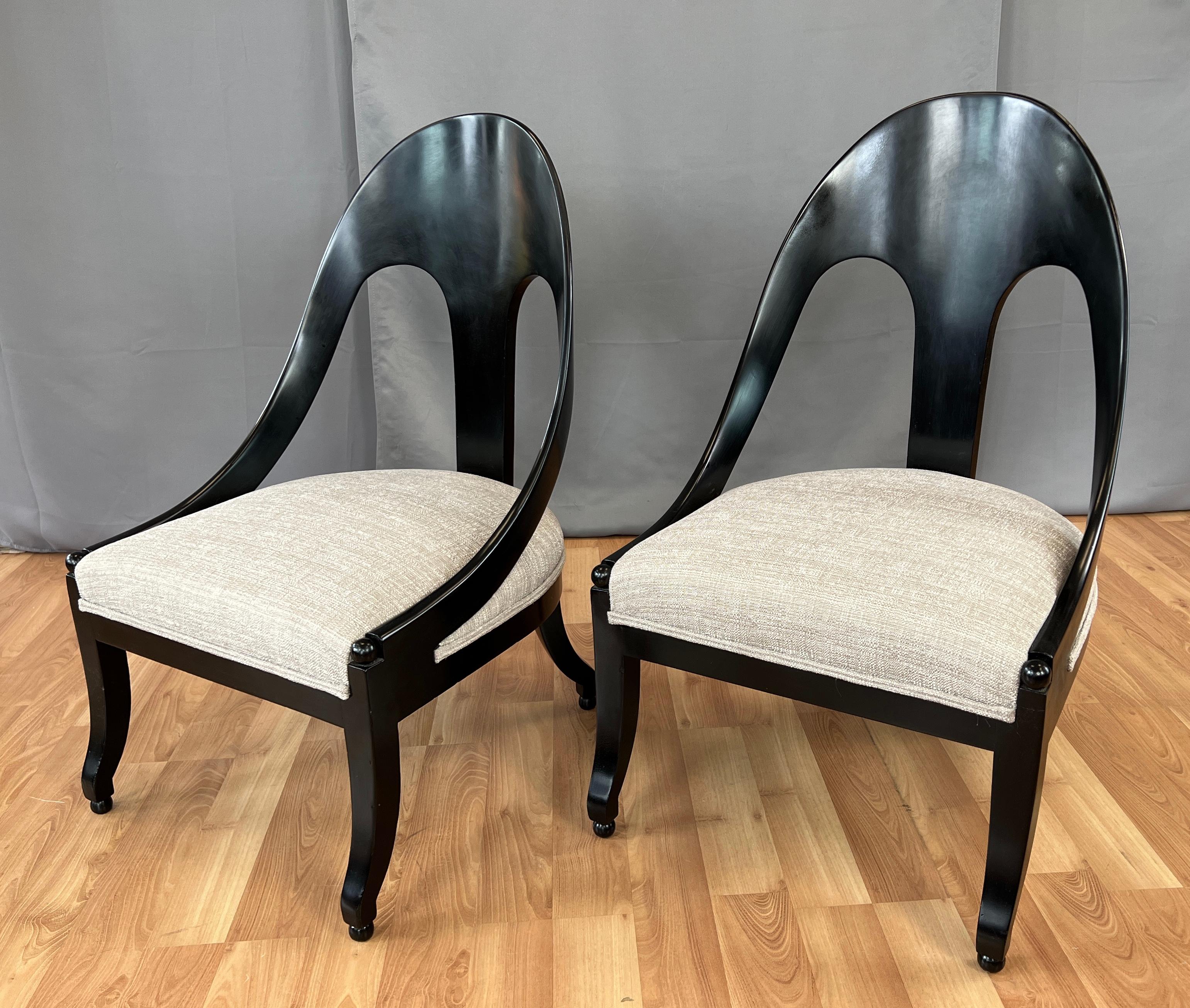 Néoclassique Paire de chaises pantoufles à dossier cuillère de style néoclassique Michael Taylor pour Baker en vente