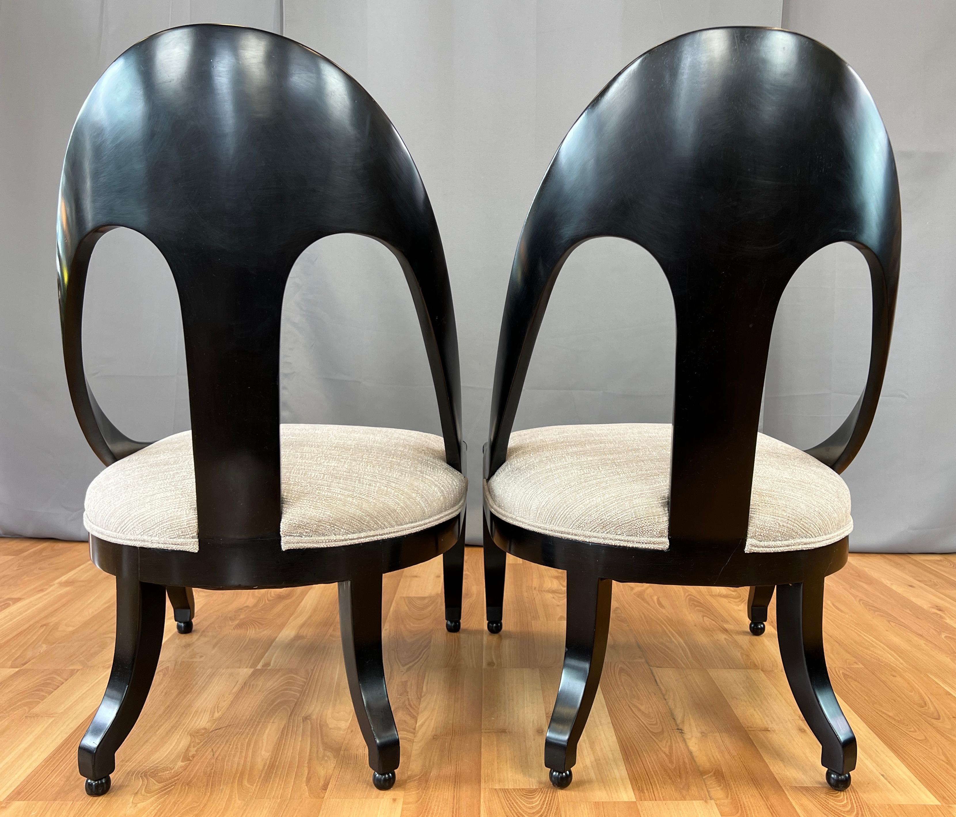 Tissu d'ameublement Paire de chaises pantoufles à dossier cuillère de style néoclassique Michael Taylor pour Baker en vente