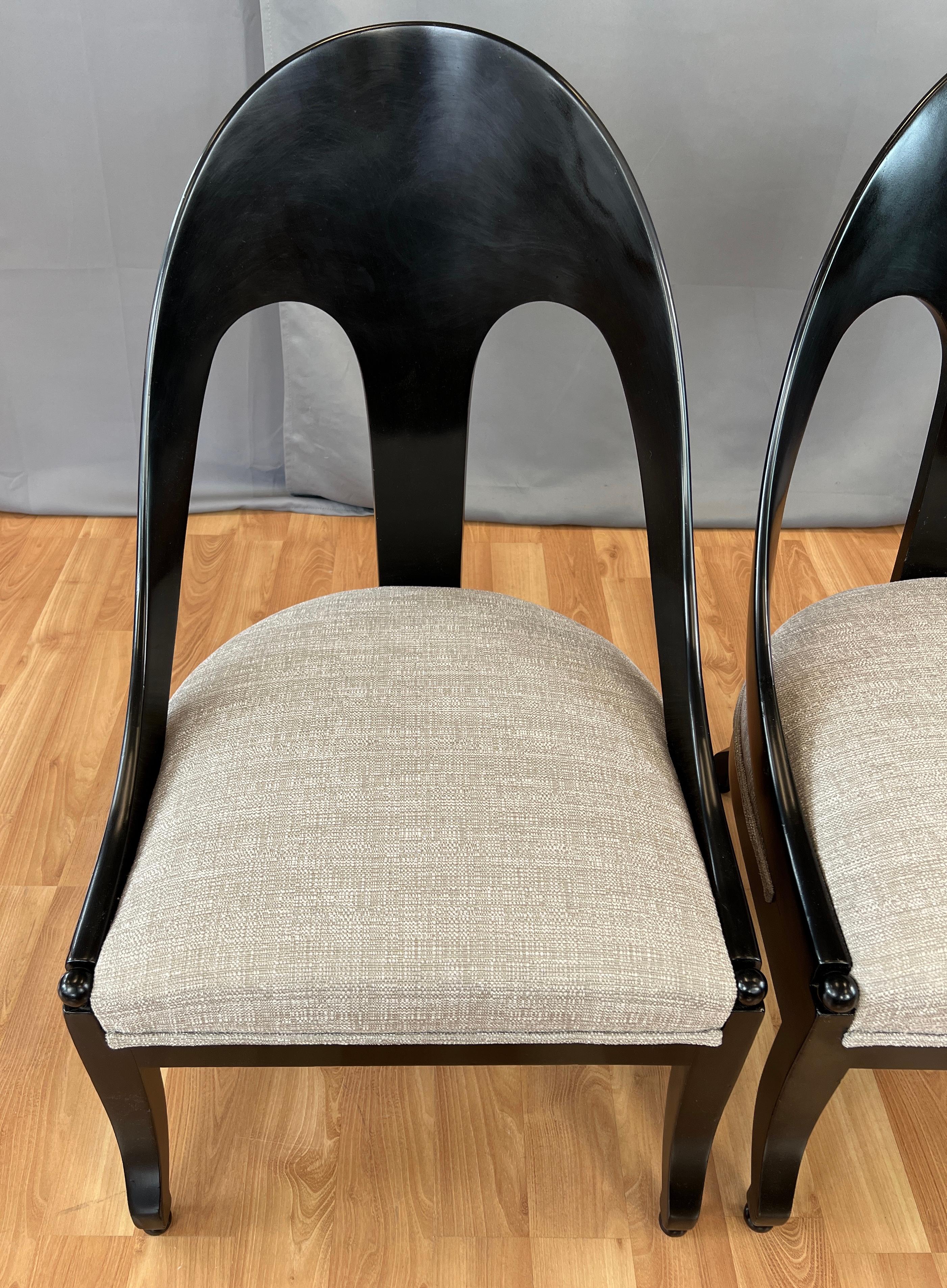Zwei Sessel mit Löffelrückenlehne im neoklassischen Stil von Michael Taylor für Baker im Angebot 2