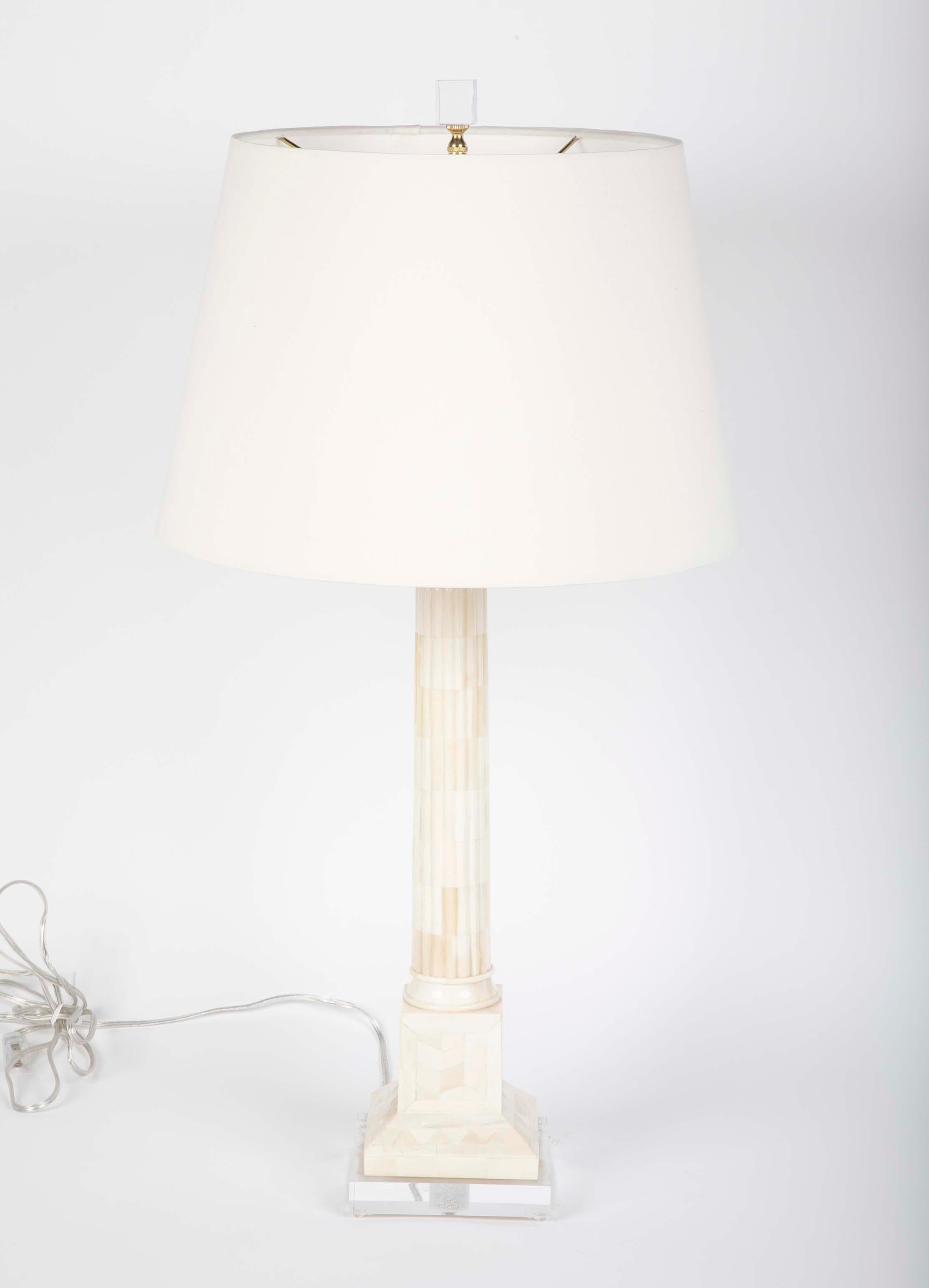 Mid-Century Modern Paire de lampes de table de style néoclassique du milieu du siècle dernier sur socle en lucite en vente