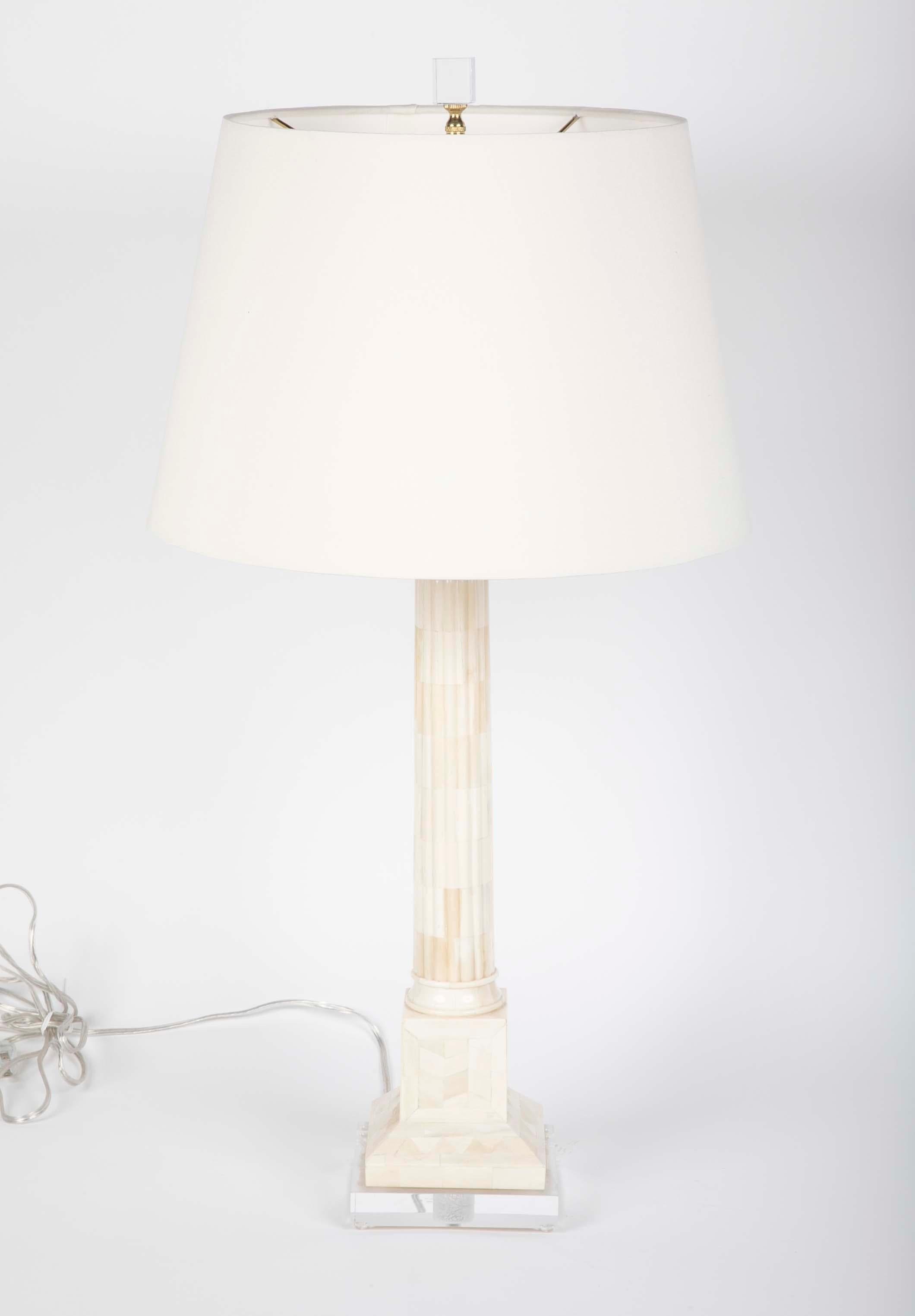 Mid-Century Modern Pair of Neoclassical Style Mid Century Table Lamps on Lucite Bases For Sale