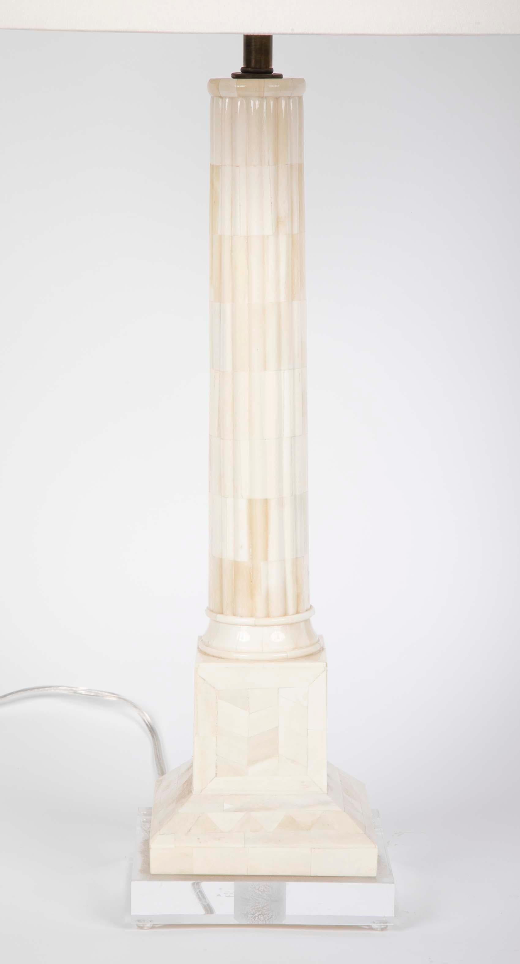 Poli Paire de lampes de table de style néoclassique du milieu du siècle dernier sur socle en lucite en vente