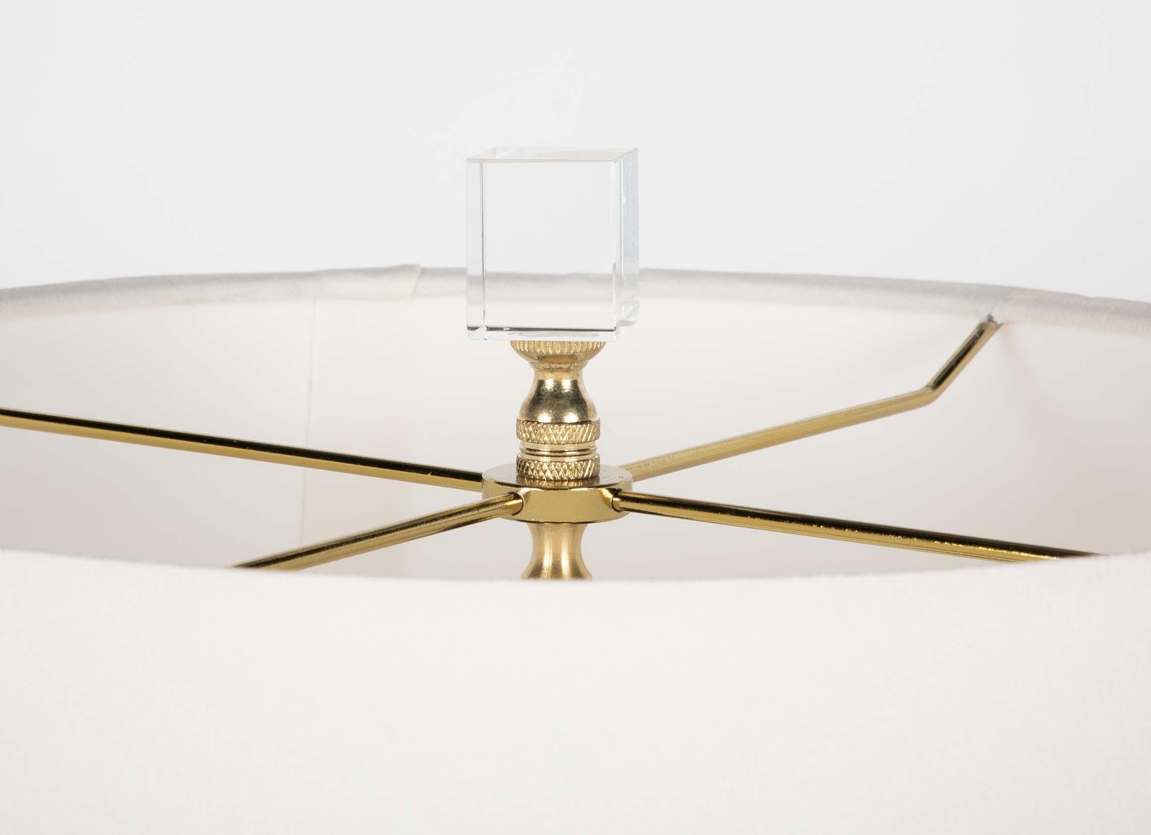 20ième siècle Paire de lampes de table de style néoclassique du milieu du siècle dernier sur socle en lucite en vente