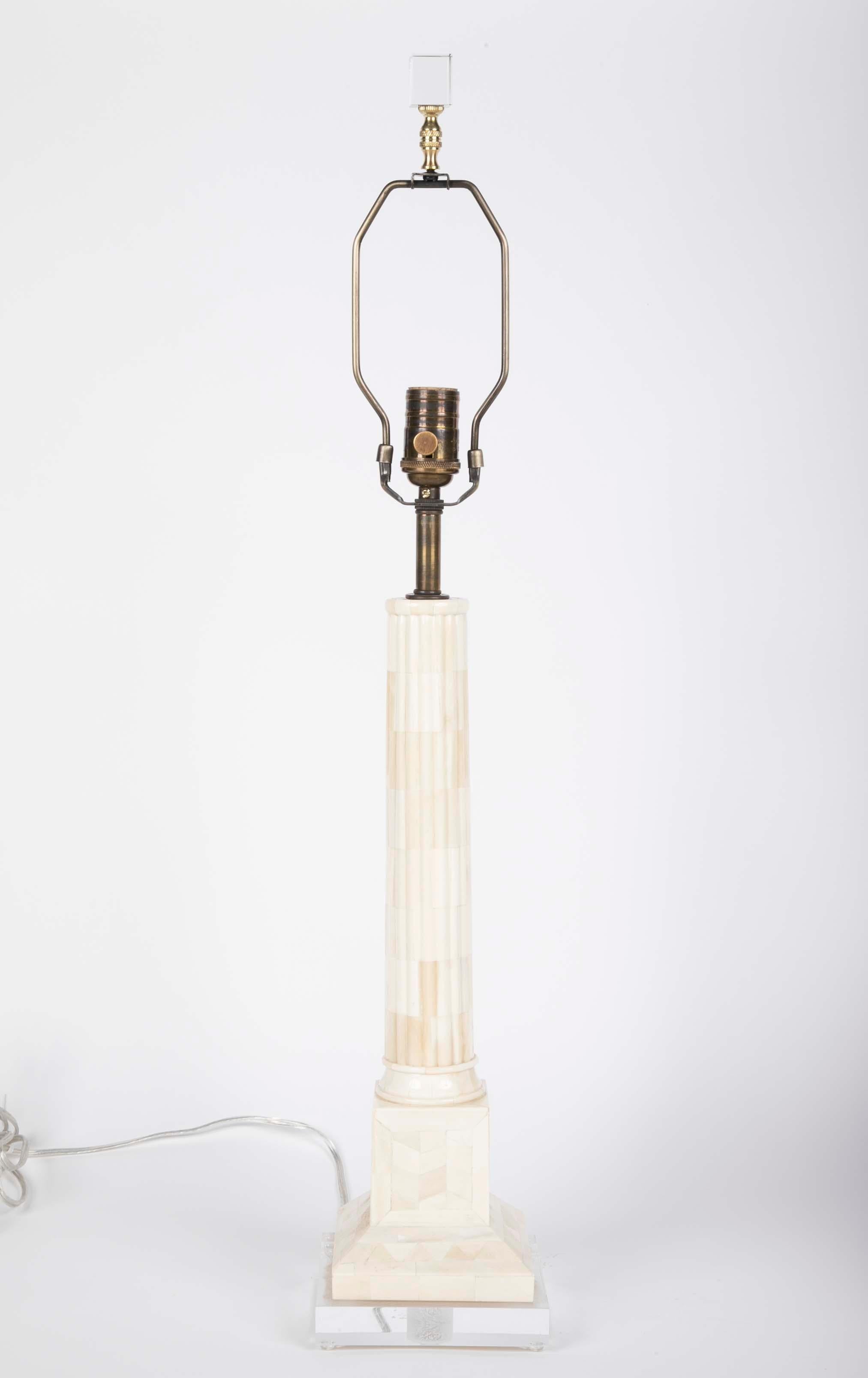 Os Paire de lampes de table de style néoclassique du milieu du siècle dernier sur socle en lucite en vente