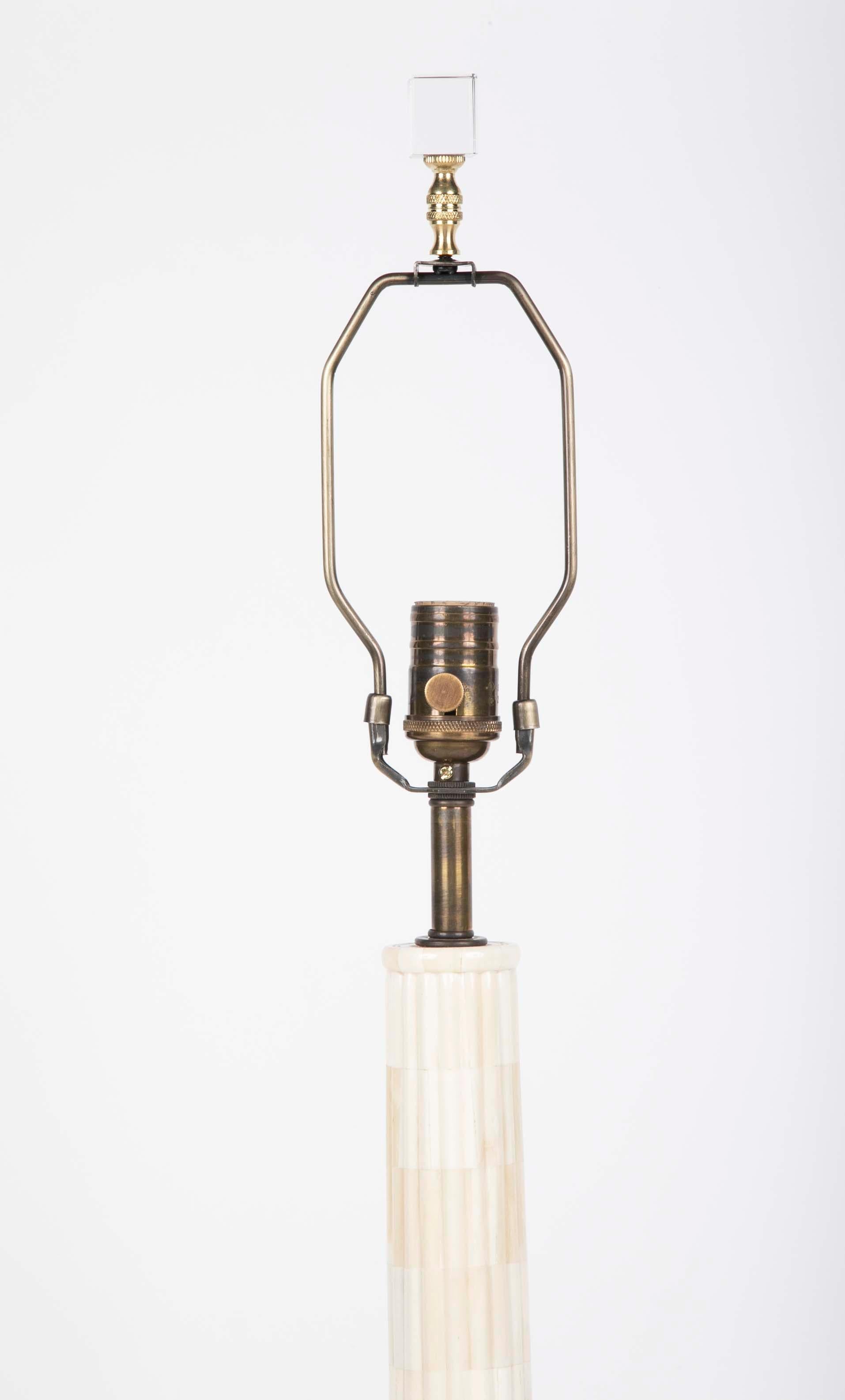 Paire de lampes de table de style néoclassique du milieu du siècle dernier sur socle en lucite en vente 1