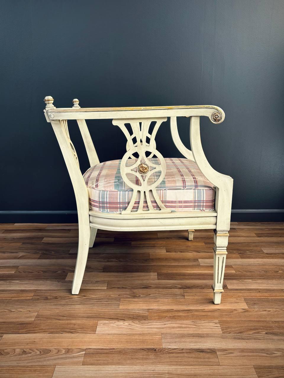 Tissu d'ameublement Paire de fauteuils peints de style néoclassique en vente