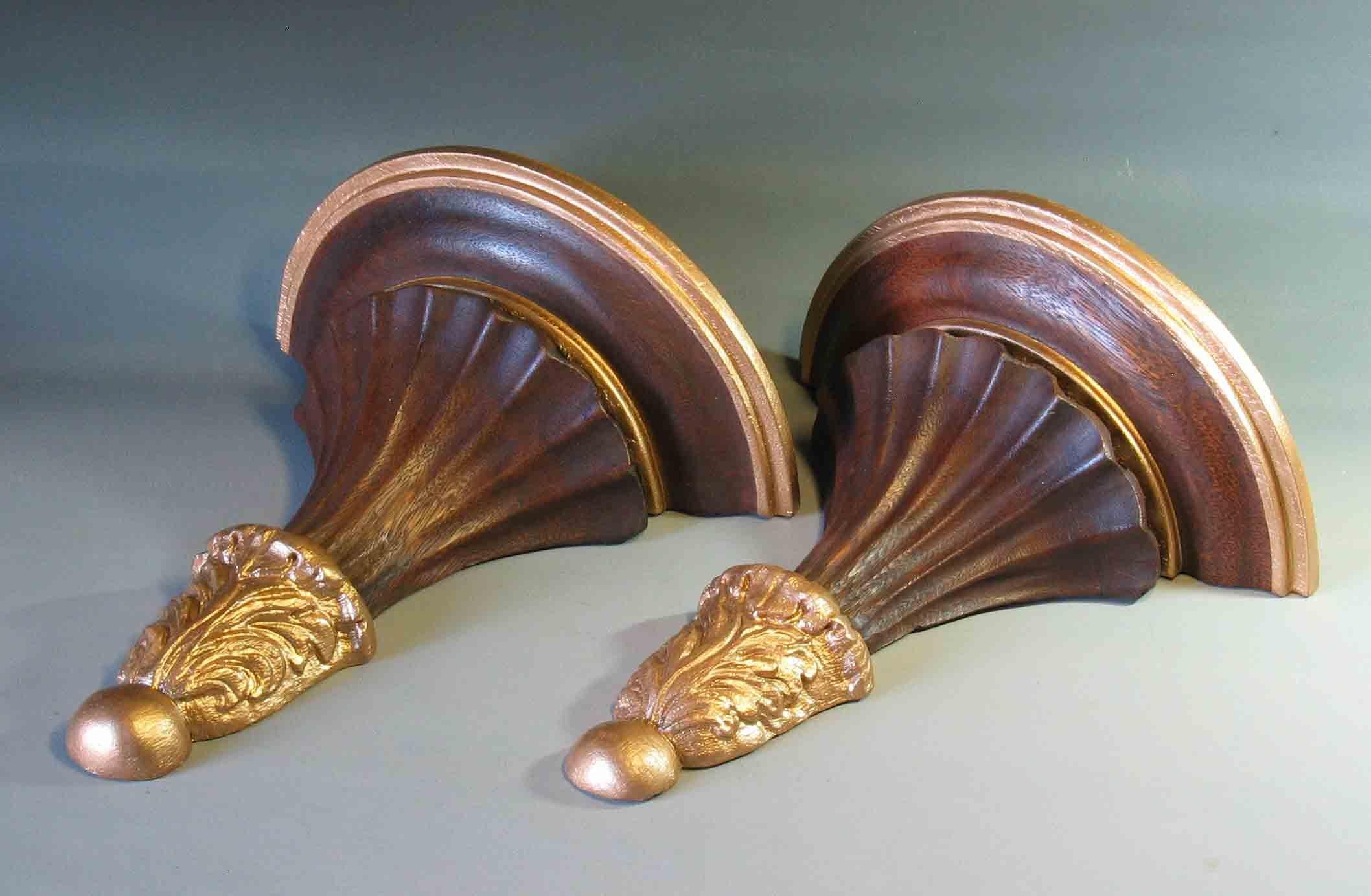 Pair of Neoclassical Style Parcel Gilt Carved Wood Wall Brackets In Good Condition In Ottawa, Ontario
