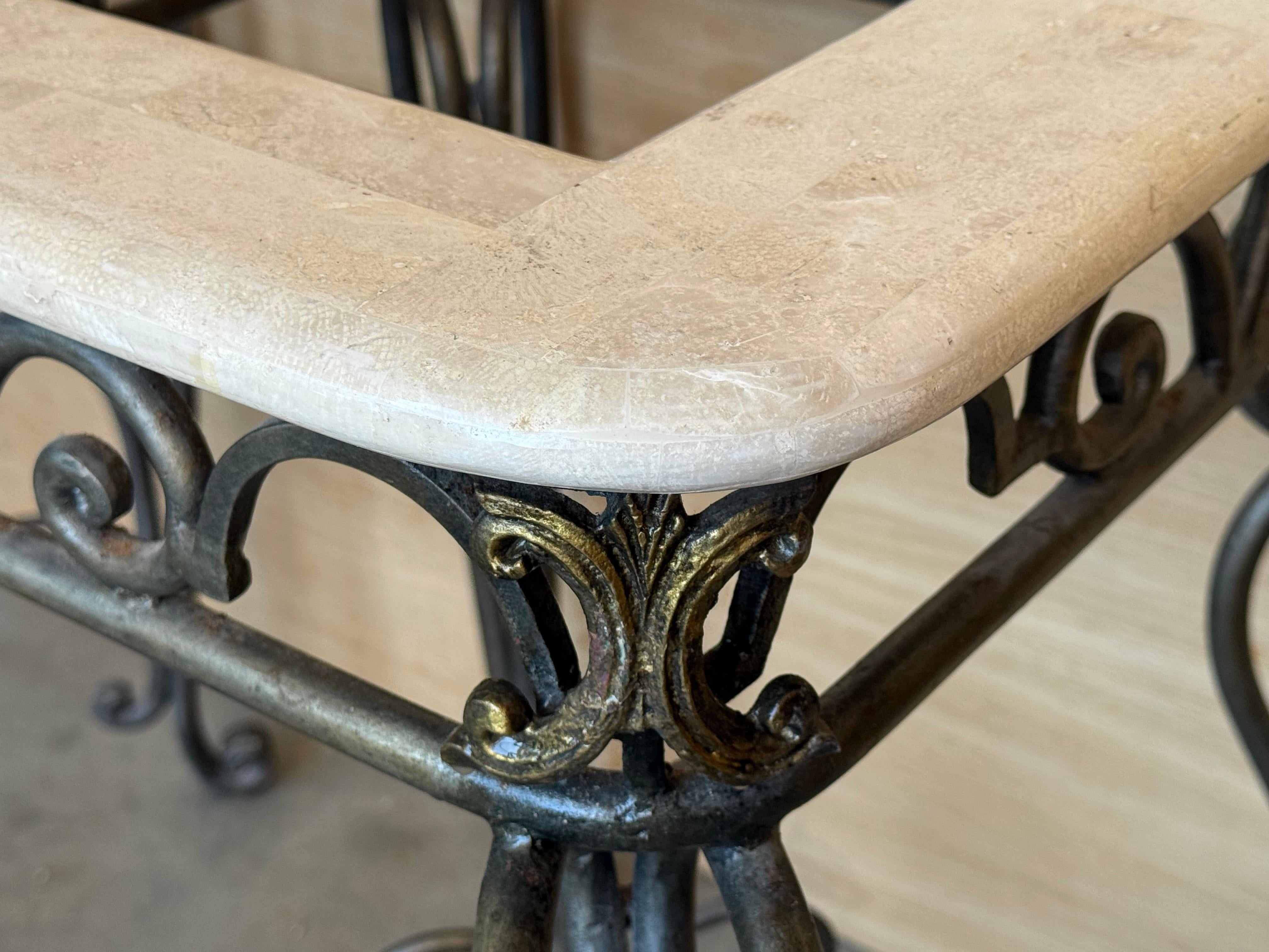 Coppia di fioriere in ferro forgiato patinato in stile neoclassico con piano in marmo in vendita 4