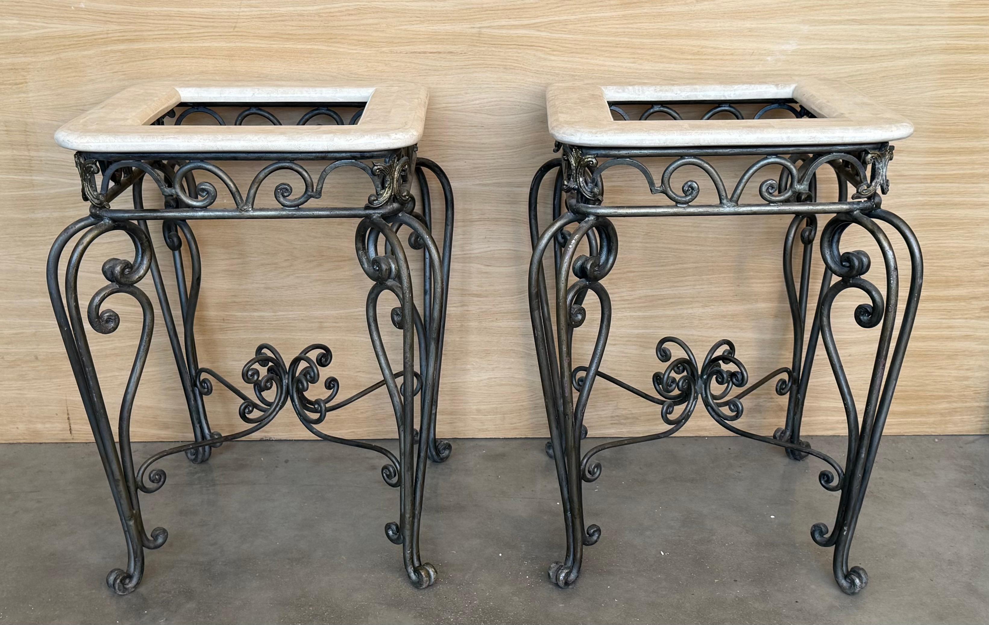 Neoclassico Coppia di fioriere in ferro forgiato patinato in stile neoclassico con piano in marmo in vendita