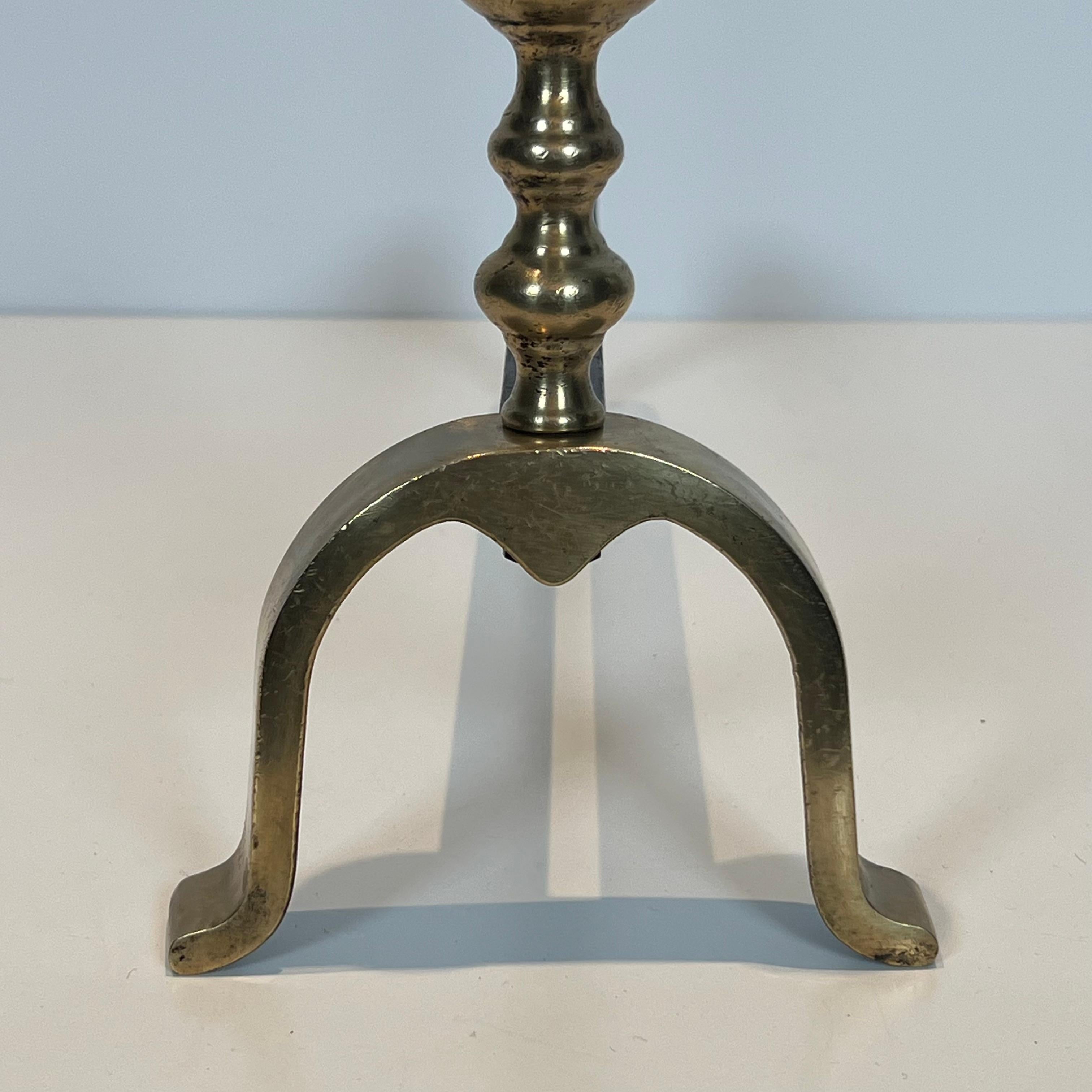 Par de Andirones de Latón de Cono de Pino de Estilo Neoclásico al Estilo de Maison Jans 5