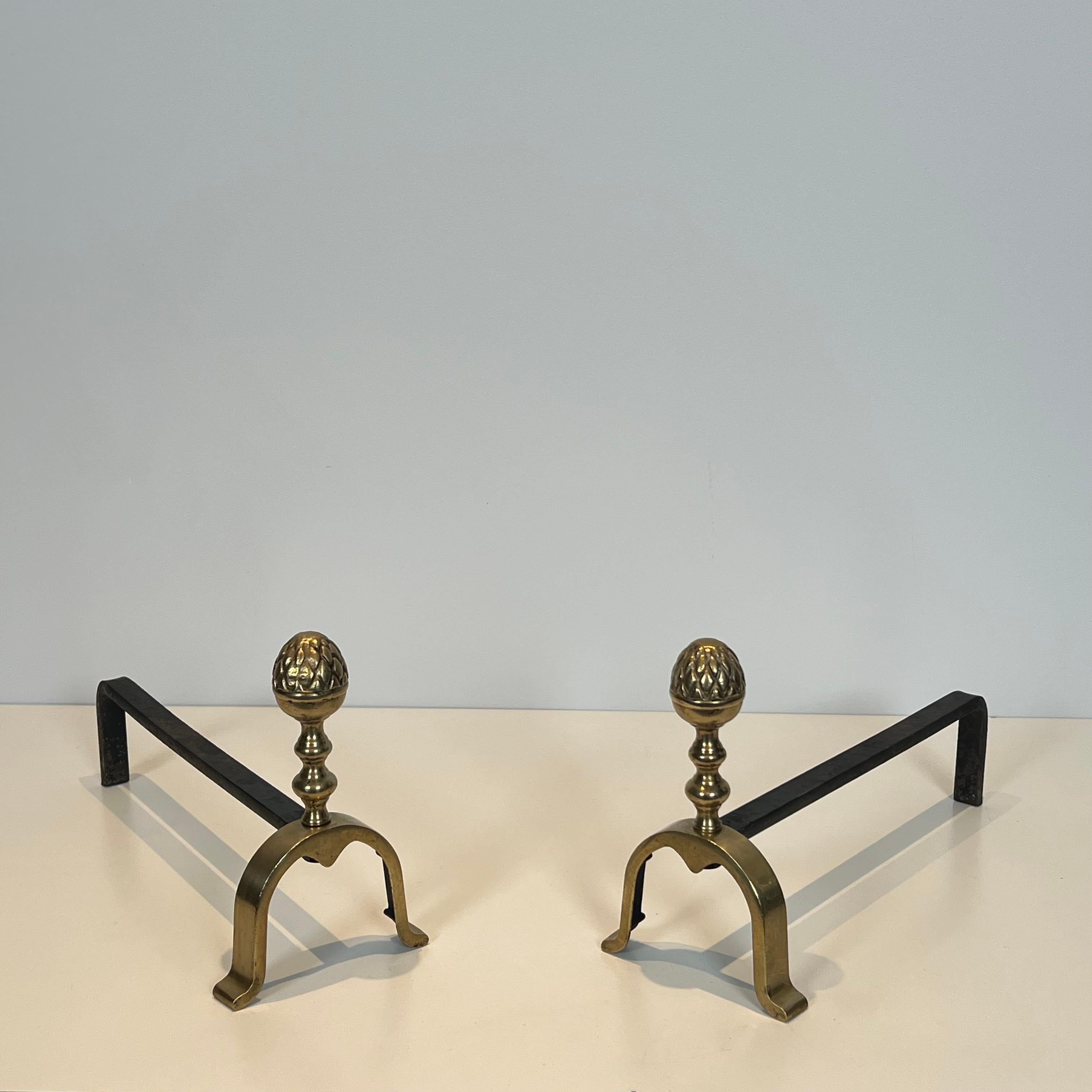 Par de Andirones de Latón de Cono de Pino de Estilo Neoclásico al Estilo de Maison Jans 6