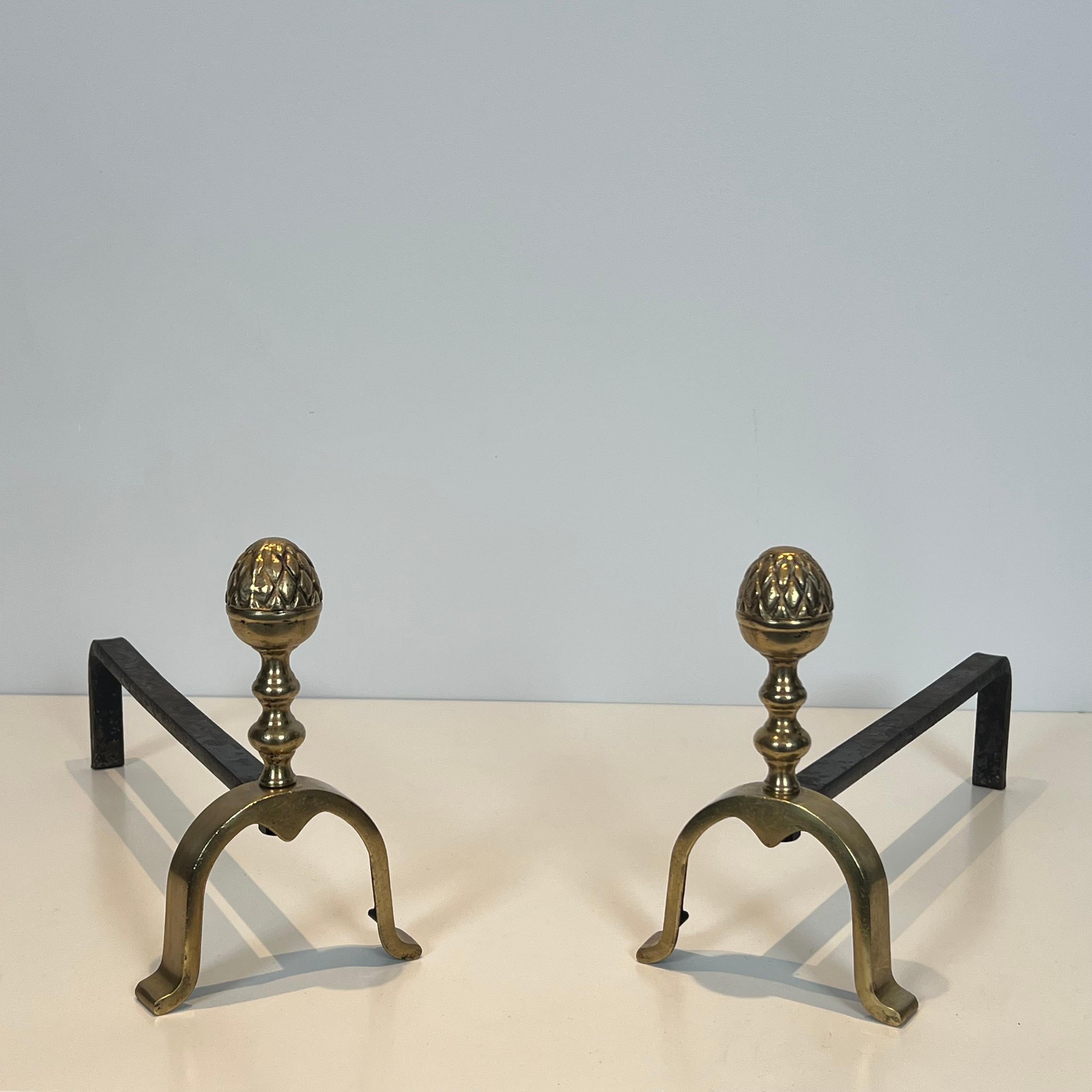 Par de Andirones de Latón de Cono de Pino de Estilo Neoclásico al Estilo de Maison Jans 7