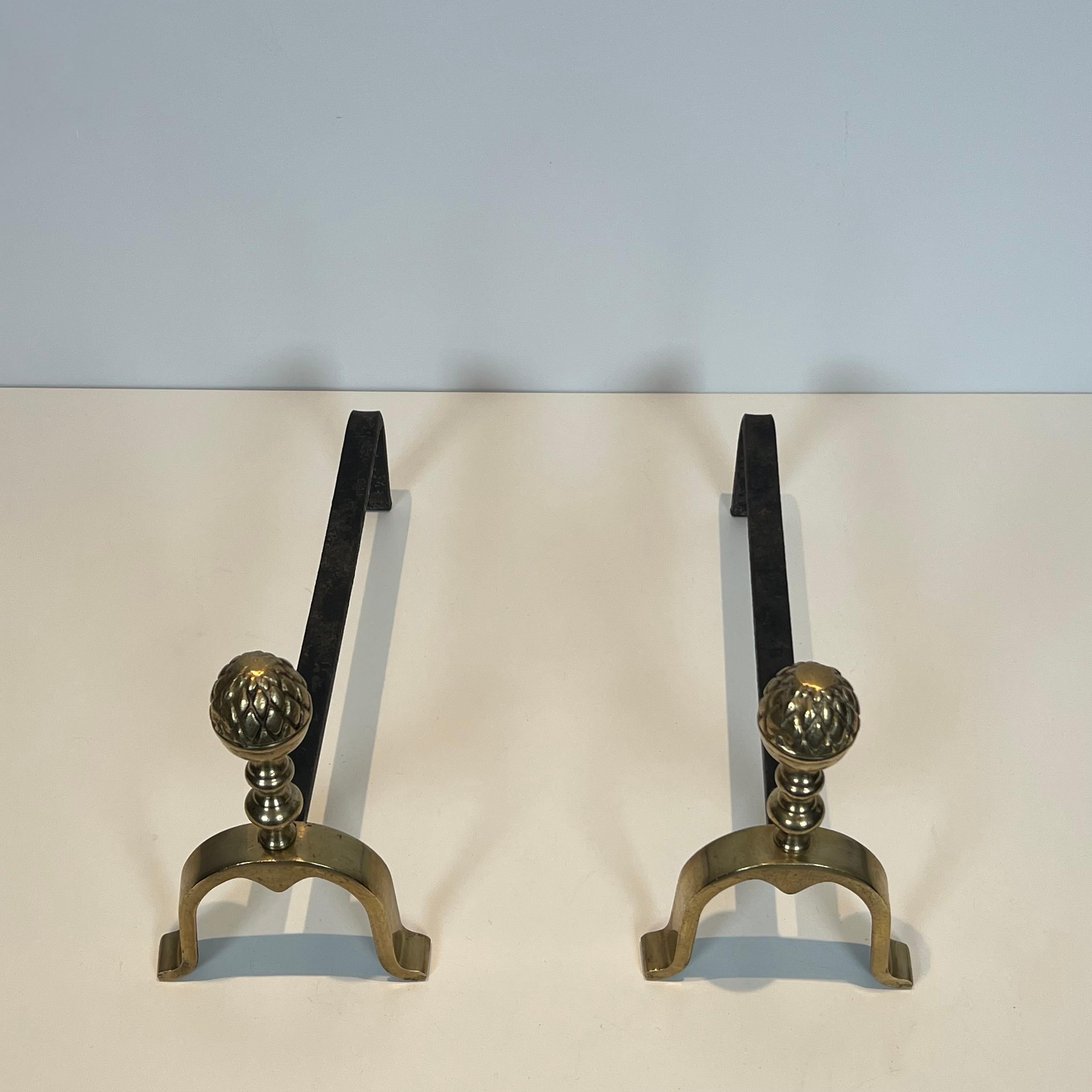 Par de Andirones de Latón de Cono de Pino de Estilo Neoclásico al Estilo de Maison Jans Francés