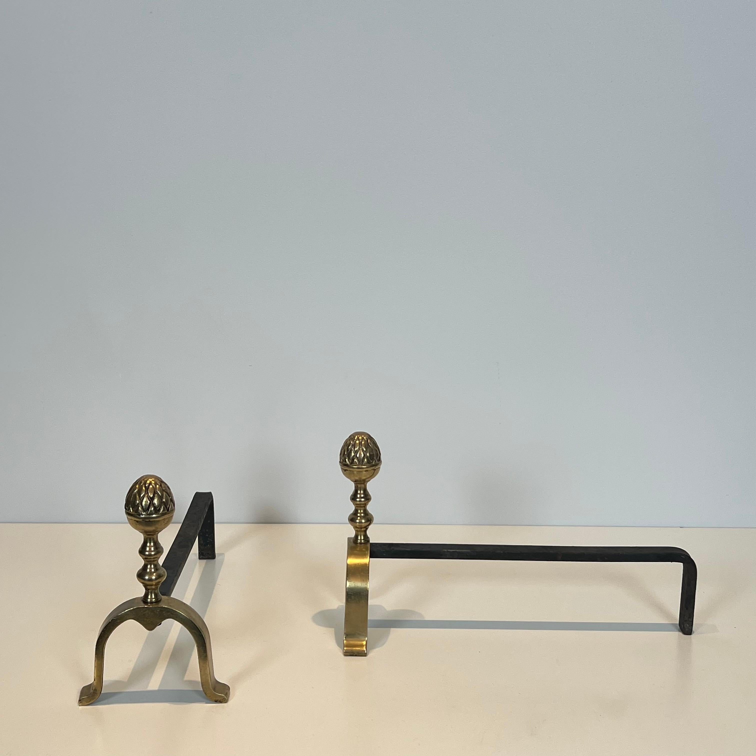 Par de Andirones de Latón de Cono de Pino de Estilo Neoclásico al Estilo de Maison Jans en Bueno Estado en Marcq-en-Barœul, Hauts-de-France