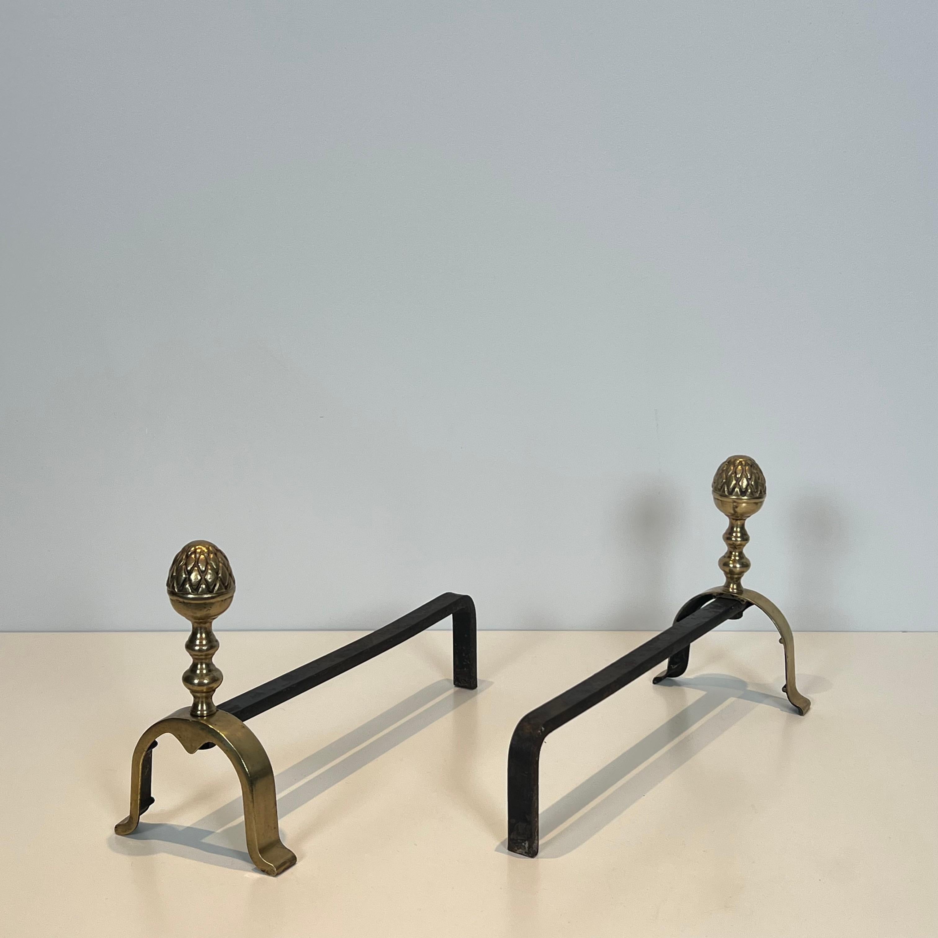 Par de Andirones de Latón de Cono de Pino de Estilo Neoclásico al Estilo de Maison Jans mediados del siglo XX