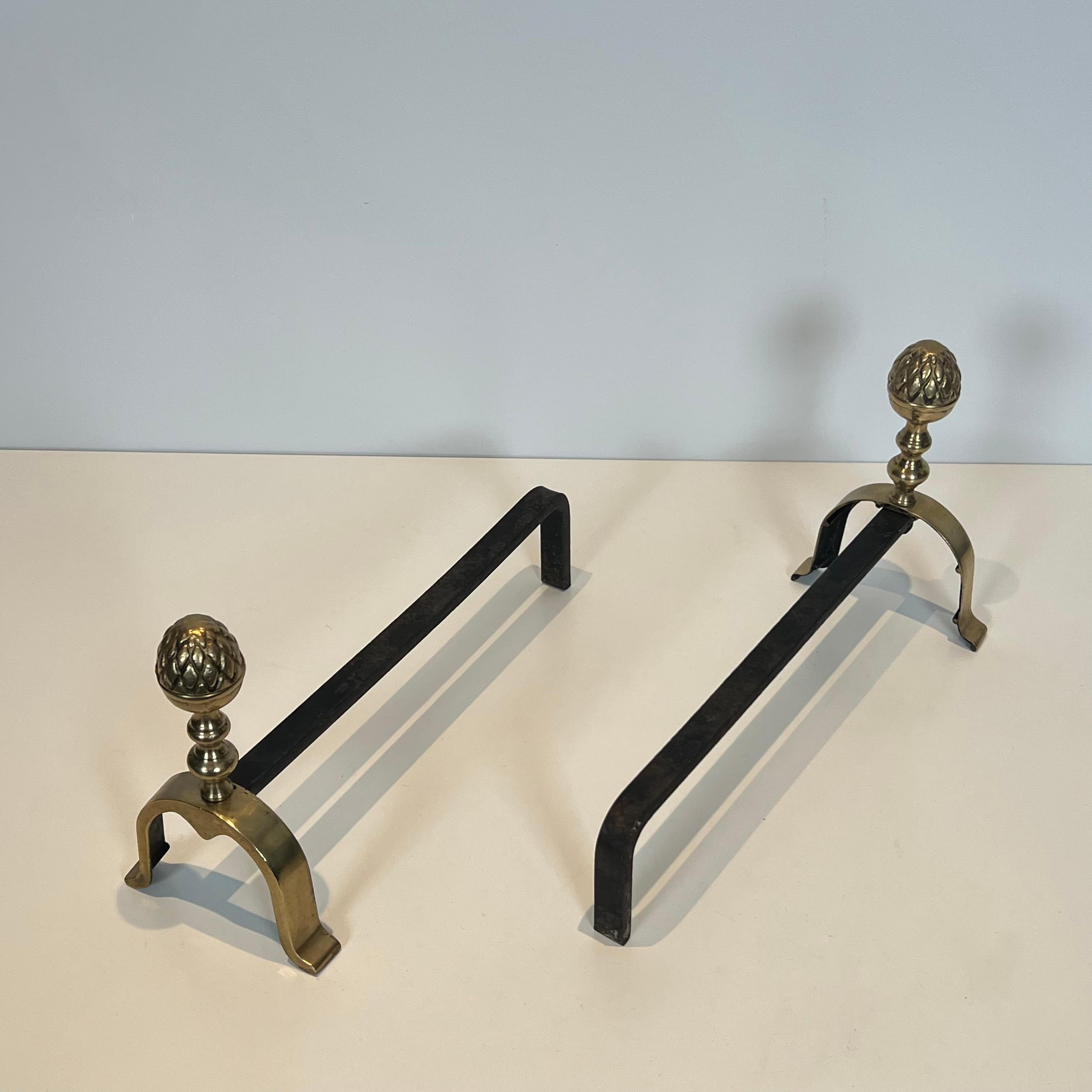 Par de Andirones de Latón de Cono de Pino de Estilo Neoclásico al Estilo de Maison Jans 1