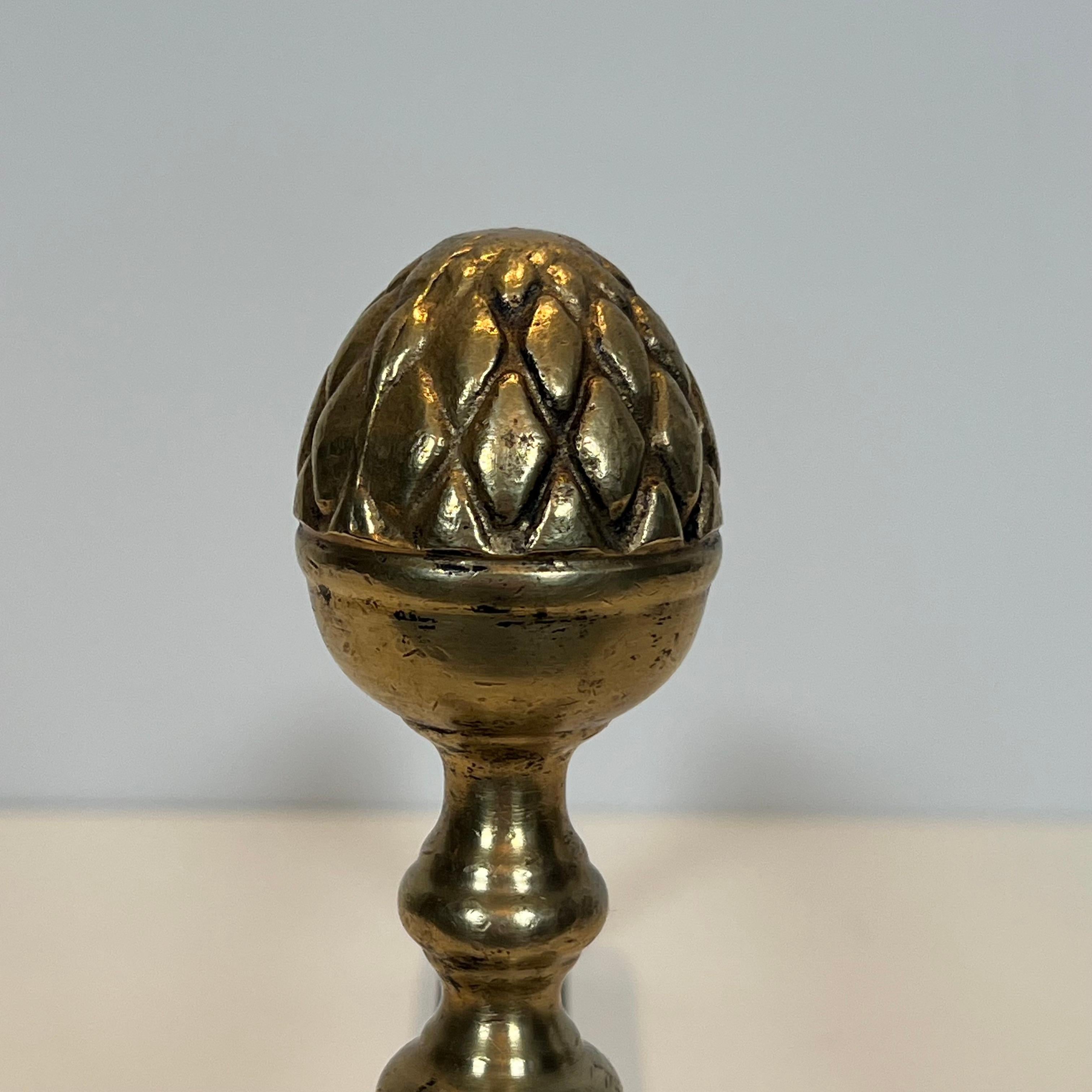 Par de Andirones de Latón de Cono de Pino de Estilo Neoclásico al Estilo de Maison Jans 4