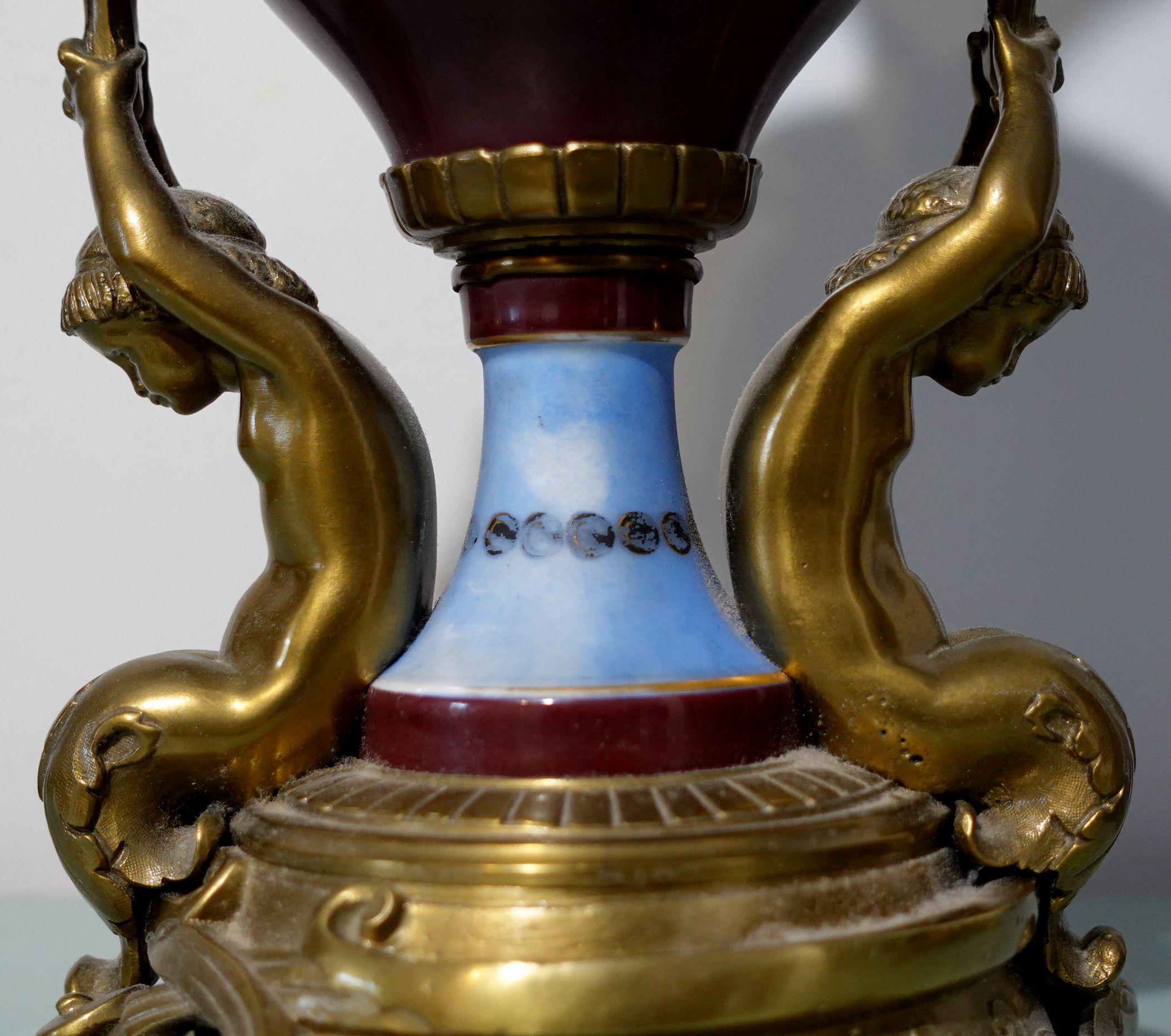 Paire de lampes de bureau de style néoclassique en porcelaine et bronze doré en vente 4