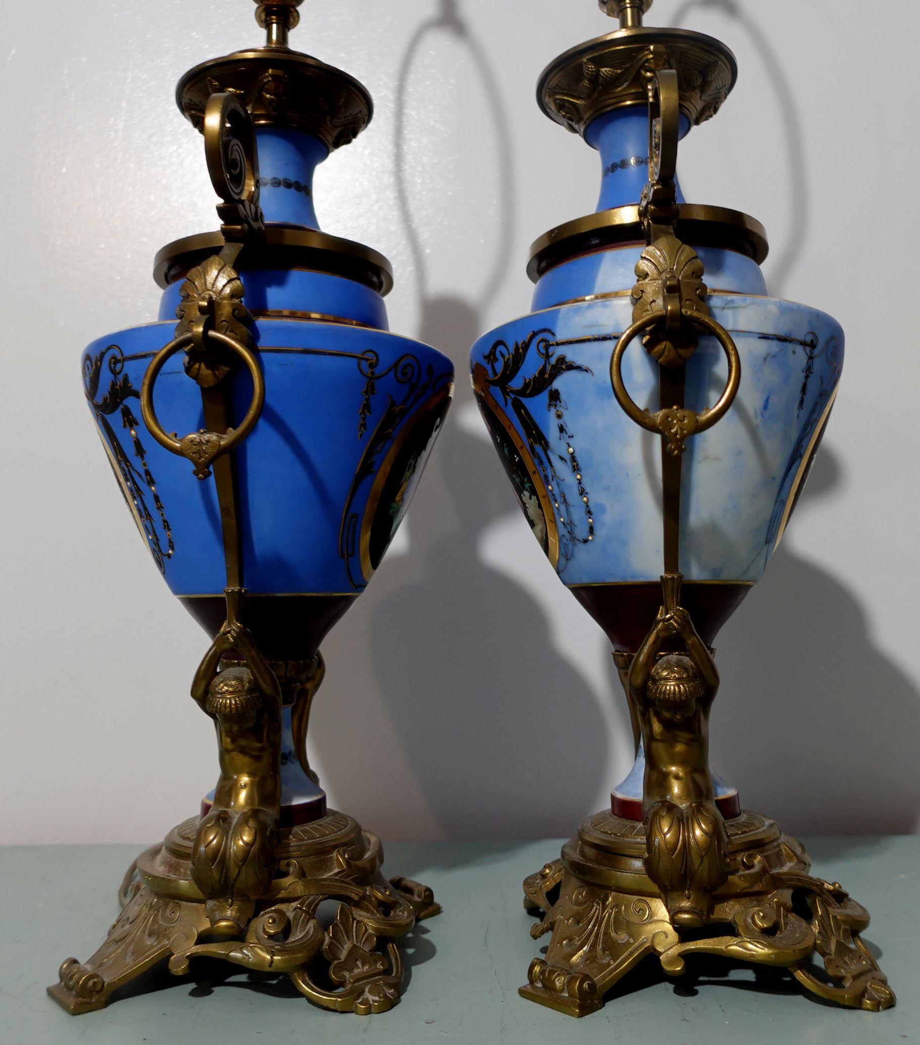 Paire de lampes de bureau de style néoclassique en porcelaine et bronze doré en vente 5