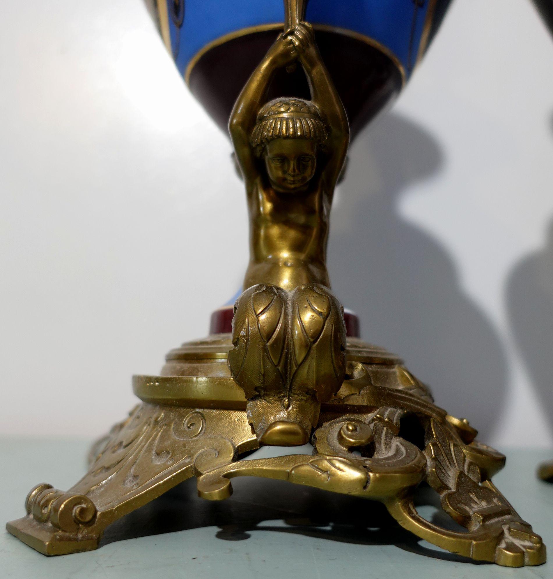 Paire de lampes de bureau de style néoclassique en porcelaine et bronze doré en vente 6