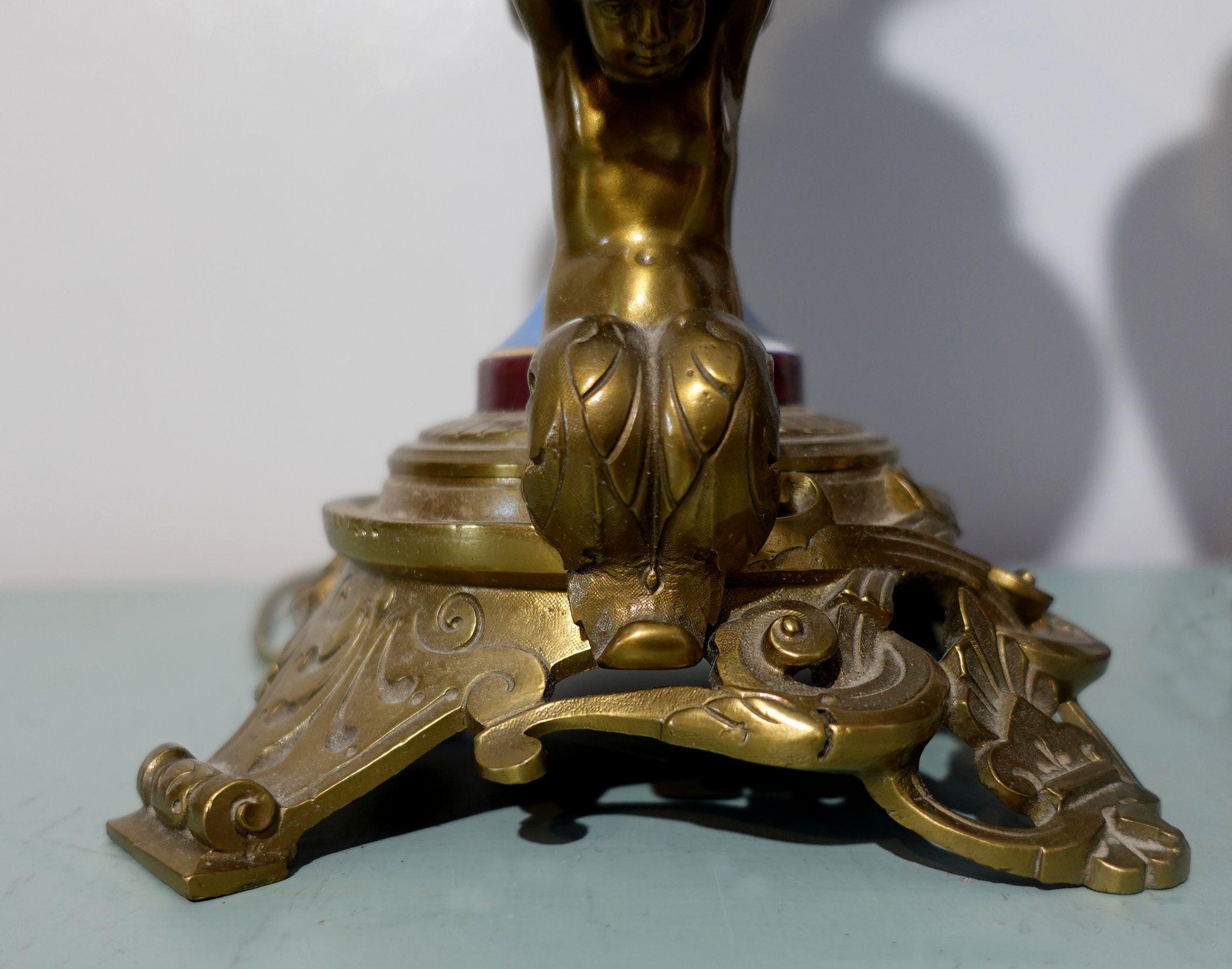 Paire de lampes de bureau de style néoclassique en porcelaine et bronze doré en vente 7