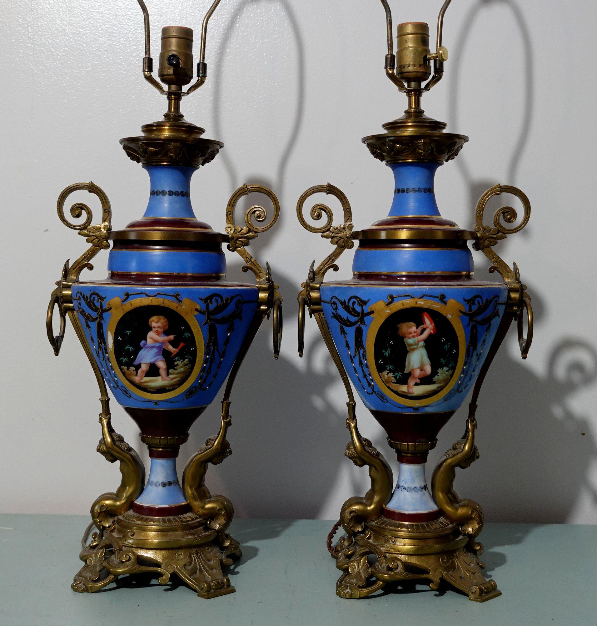 Paire de lampes de bureau de style néoclassique en porcelaine et bronze doré en vente 8