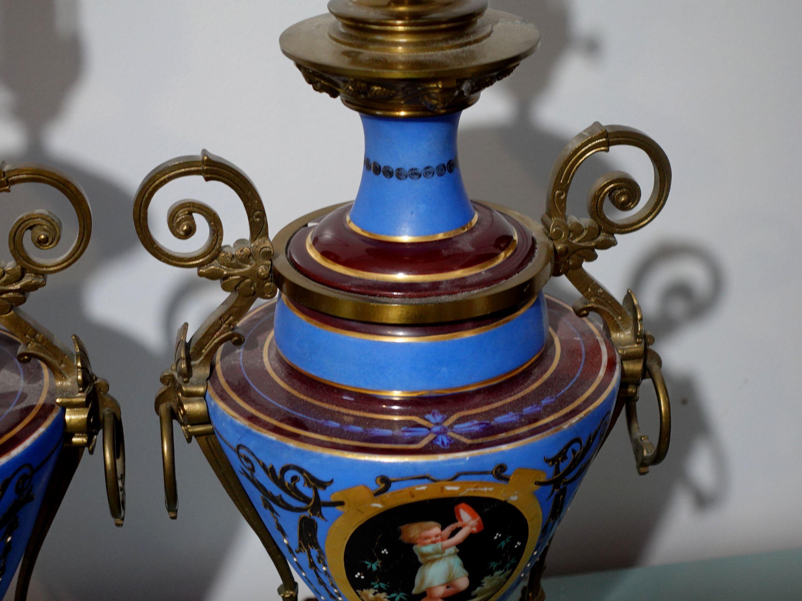 Paire de lampes de bureau de style néoclassique en porcelaine et bronze doré en vente 11
