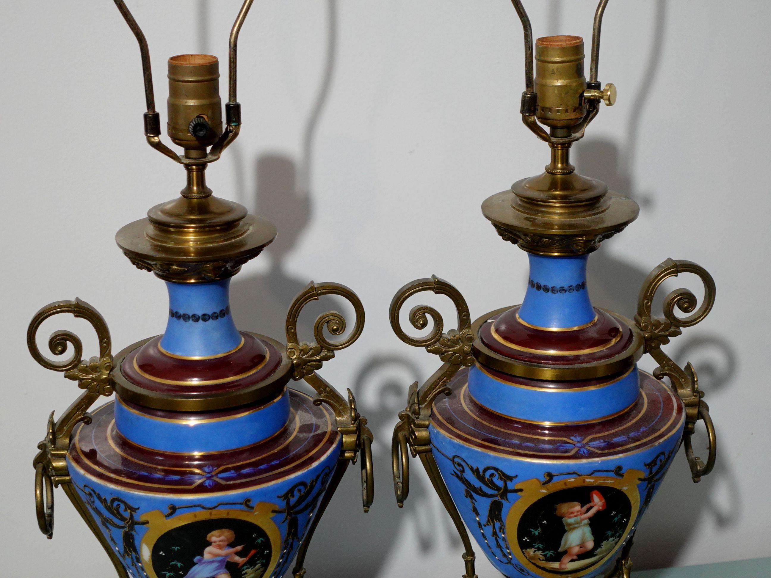 Paire de lampes de bureau de style néoclassique en porcelaine et bronze doré en vente 12
