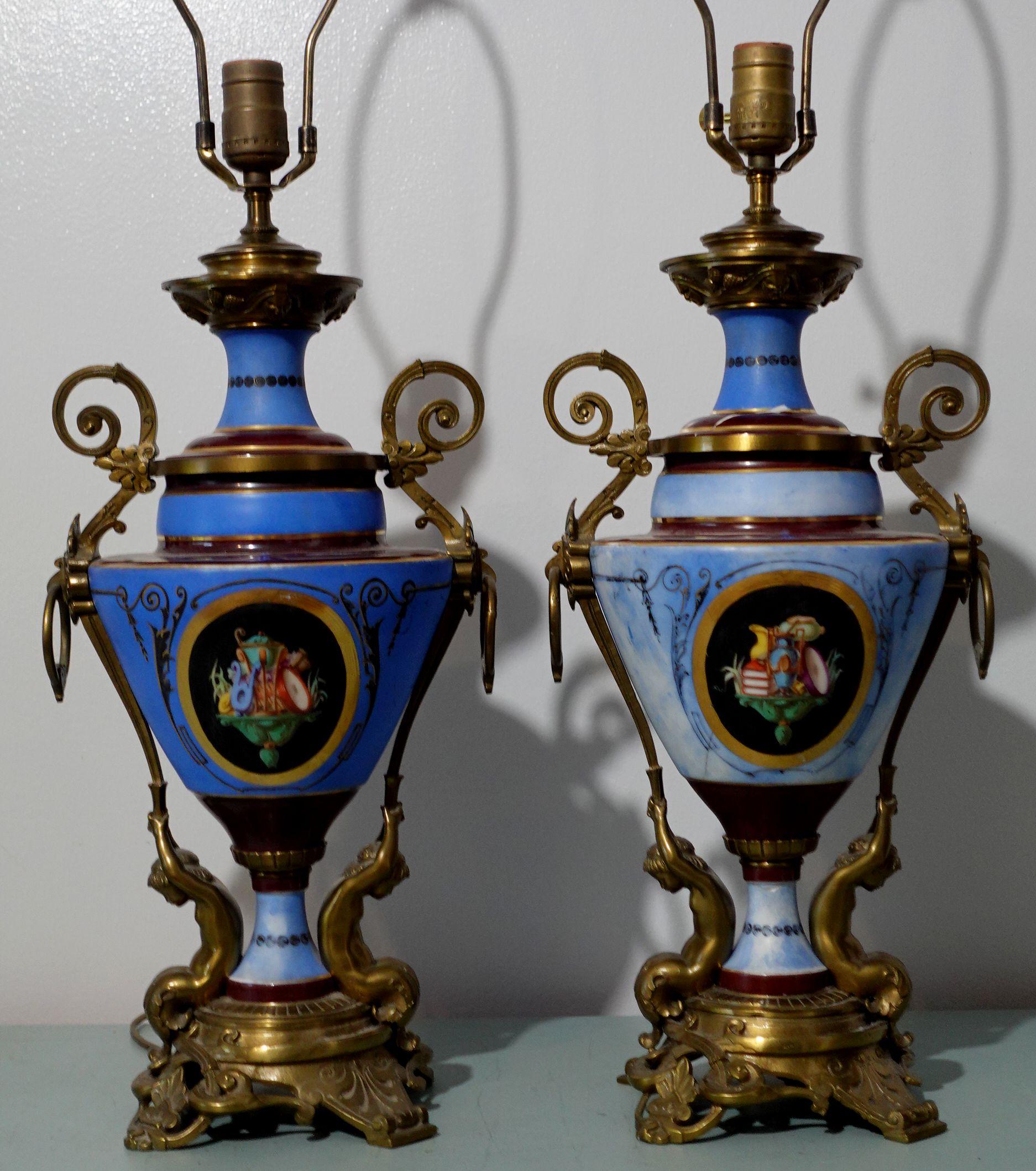 Nord-américain Paire de lampes de bureau de style néoclassique en porcelaine et bronze doré en vente