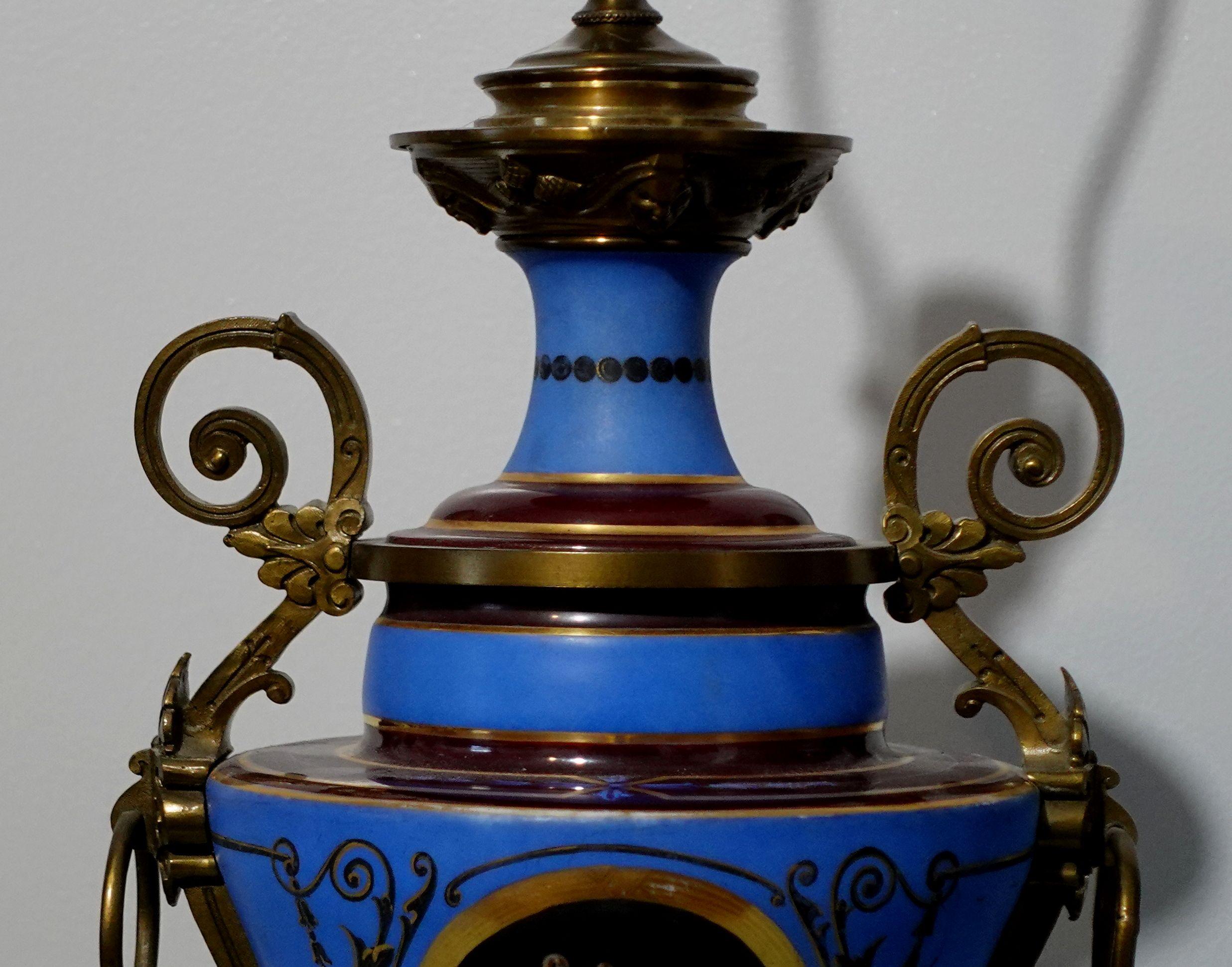 Fait main Paire de lampes de bureau de style néoclassique en porcelaine et bronze doré en vente