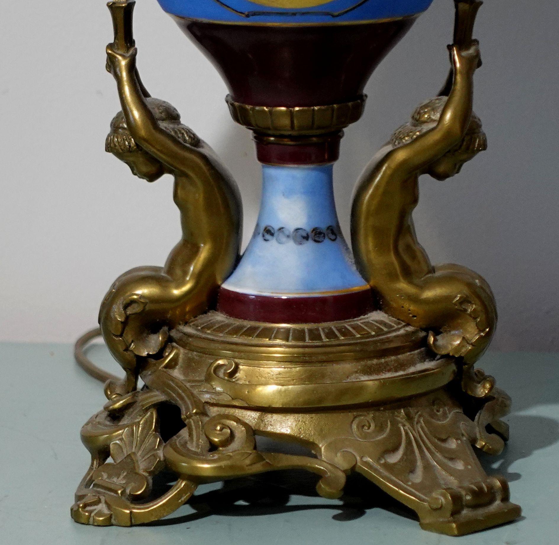 20ième siècle Paire de lampes de bureau de style néoclassique en porcelaine et bronze doré en vente