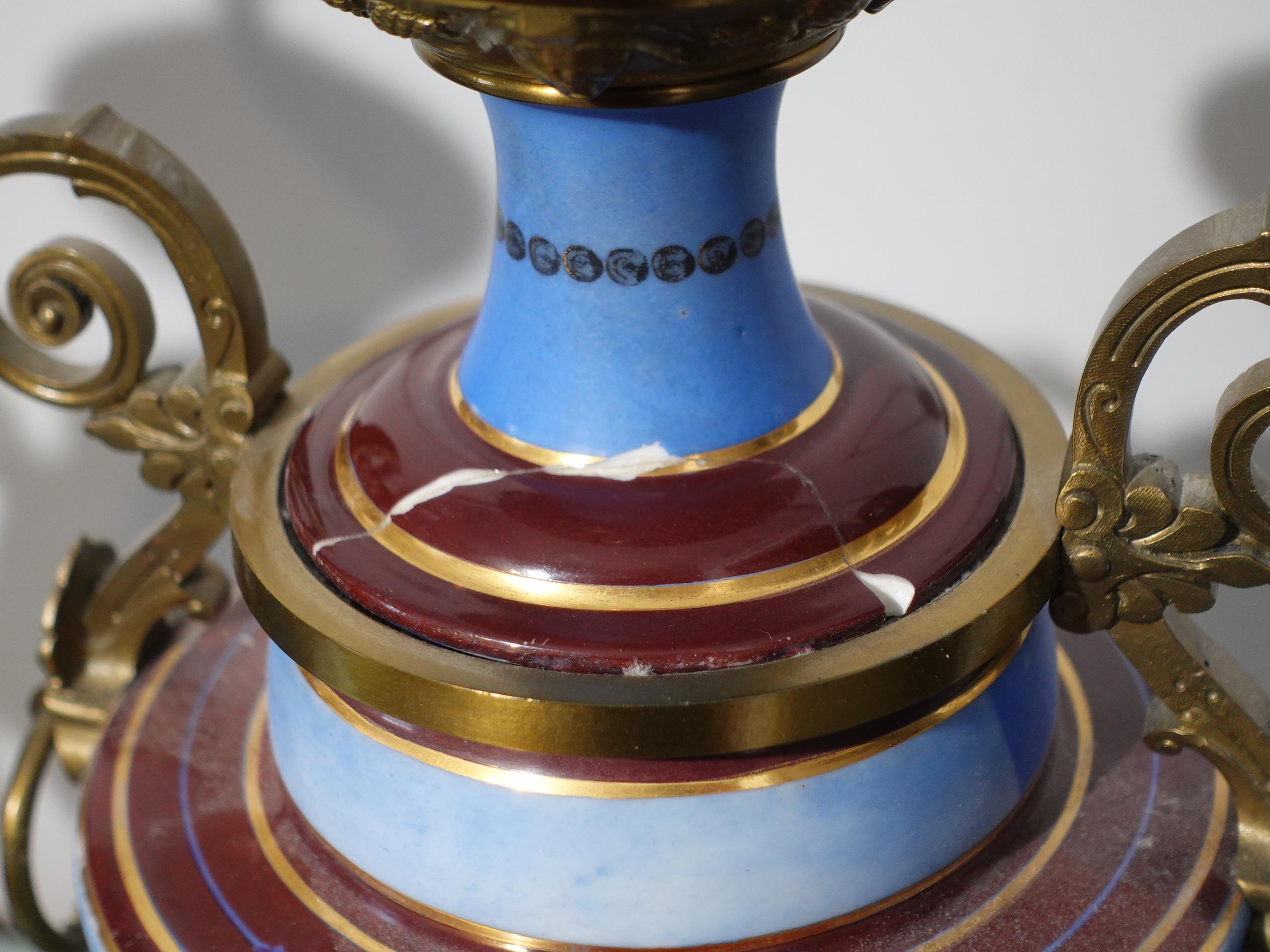 Porcelaine Paire de lampes de bureau de style néoclassique en porcelaine et bronze doré en vente