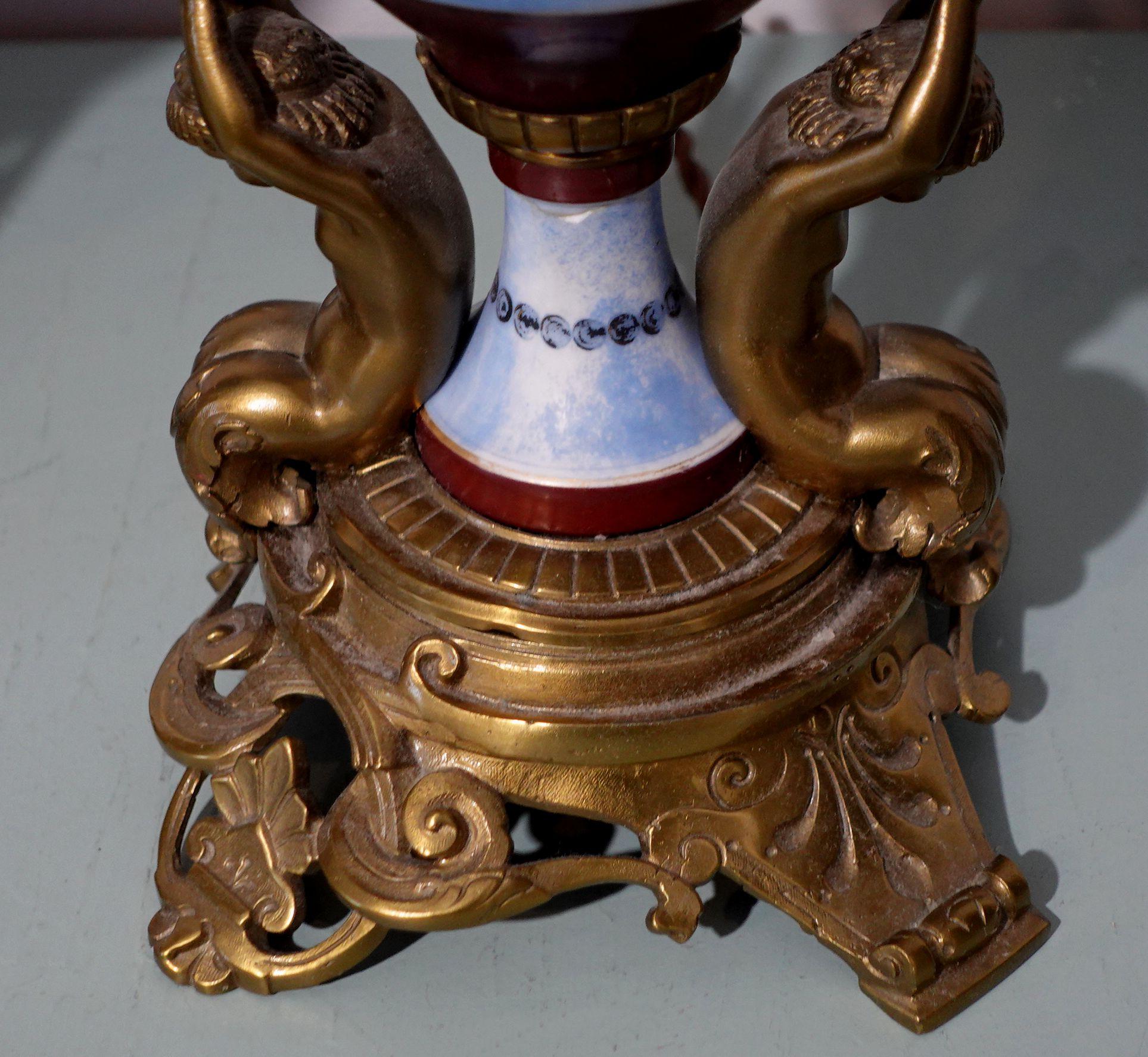 Paire de lampes de bureau de style néoclassique en porcelaine et bronze doré en vente 1