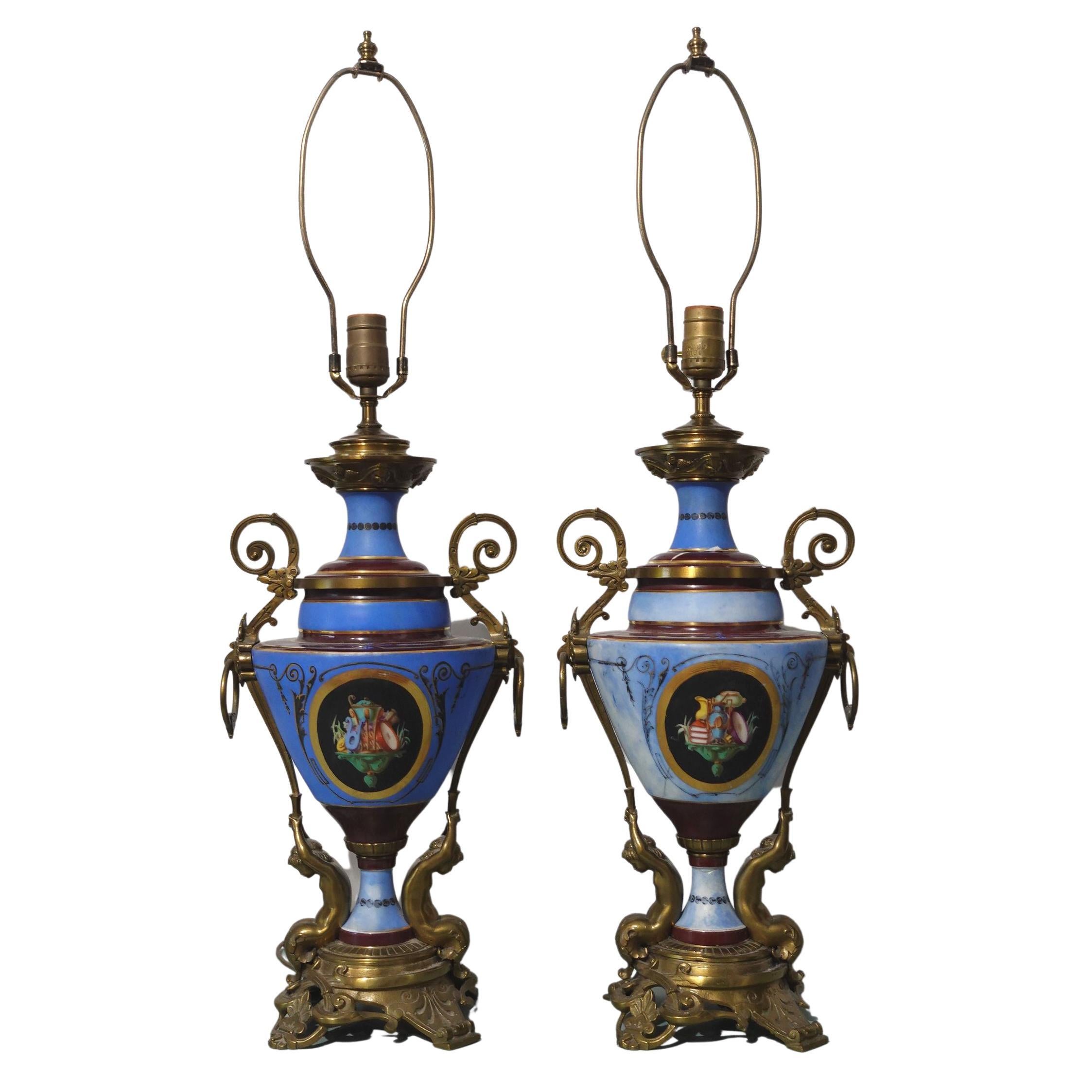 Paire de lampes de bureau de style néoclassique en porcelaine et bronze doré en vente