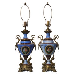 Coppia di lampade da tavolo in stile neoclassico in porcellana e bronzo dorato